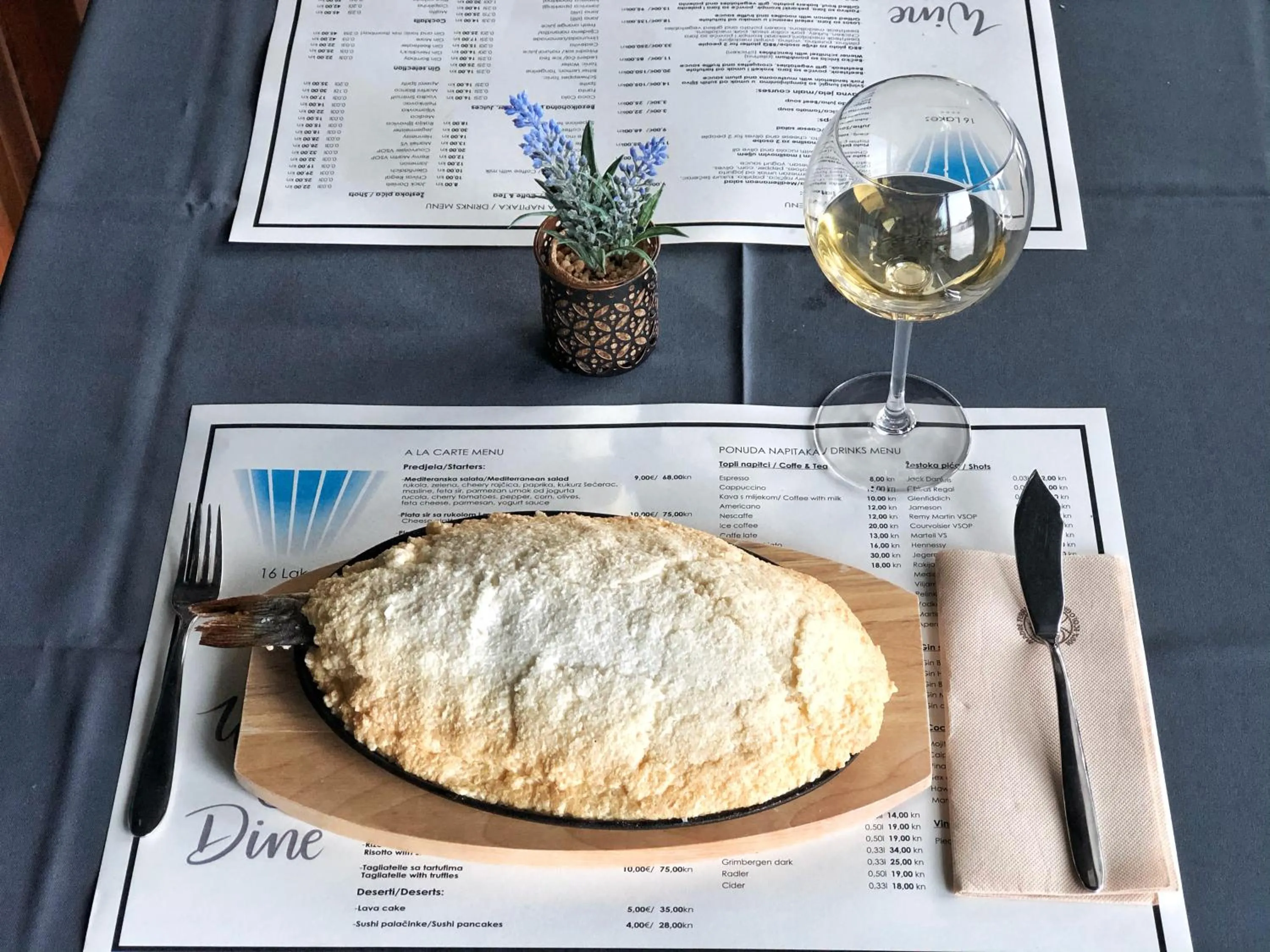 Restaurant/places to eat in 16 Lakes Hotel