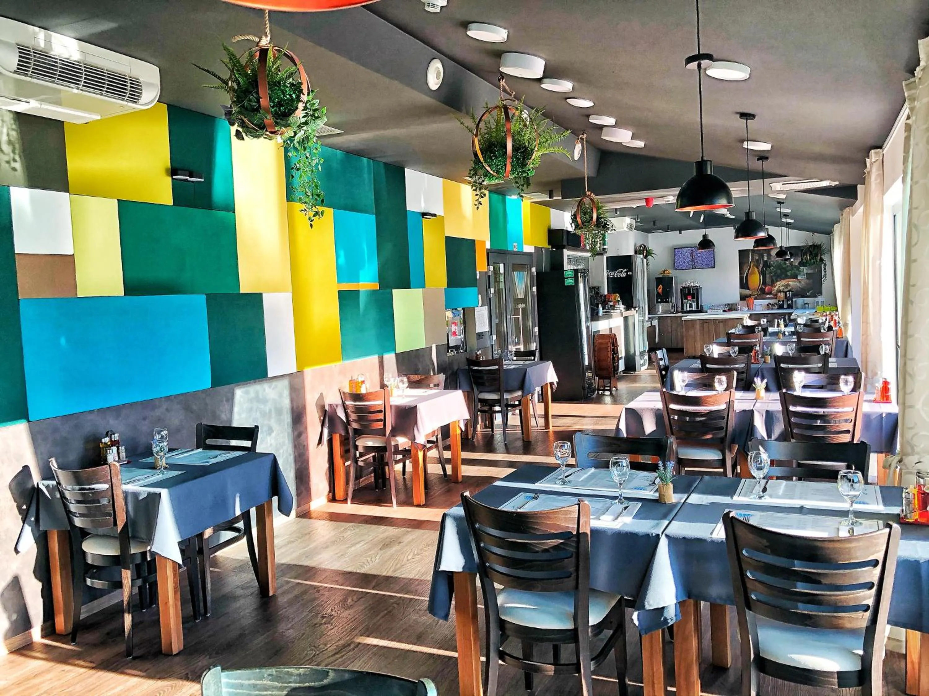 Restaurant/places to eat in 16 Lakes Hotel