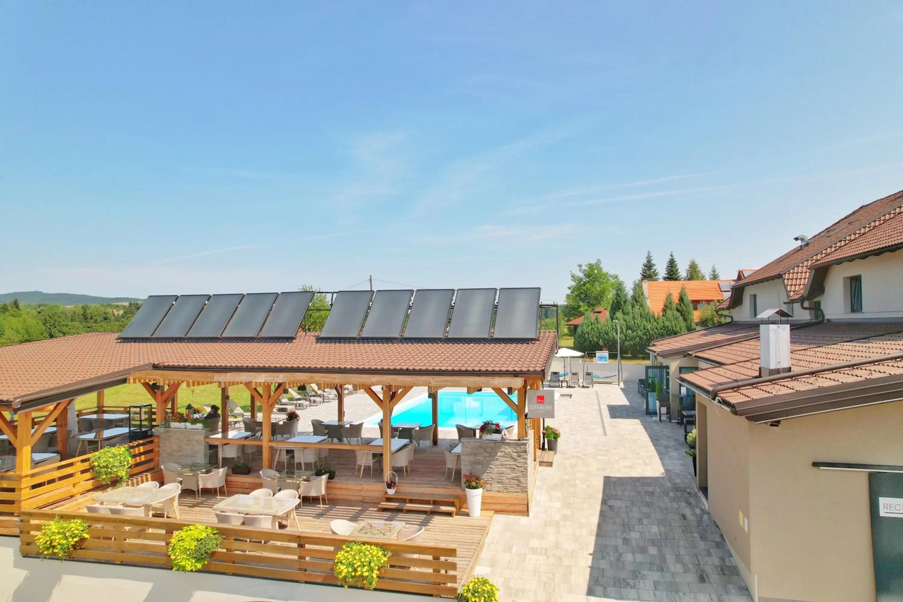 Patio in 16 Lakes Hotel