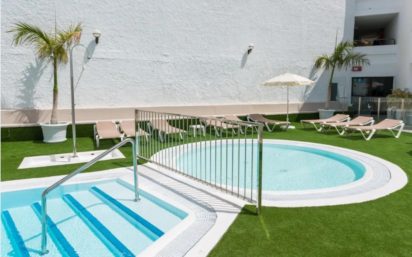 Swimming pool in Montesol Atsol