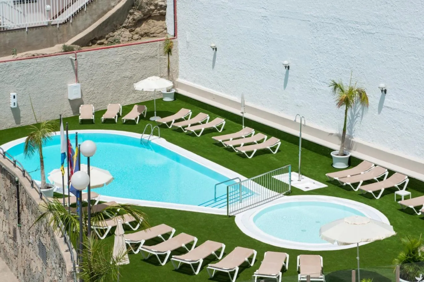 Swimming pool in Montesol Atsol