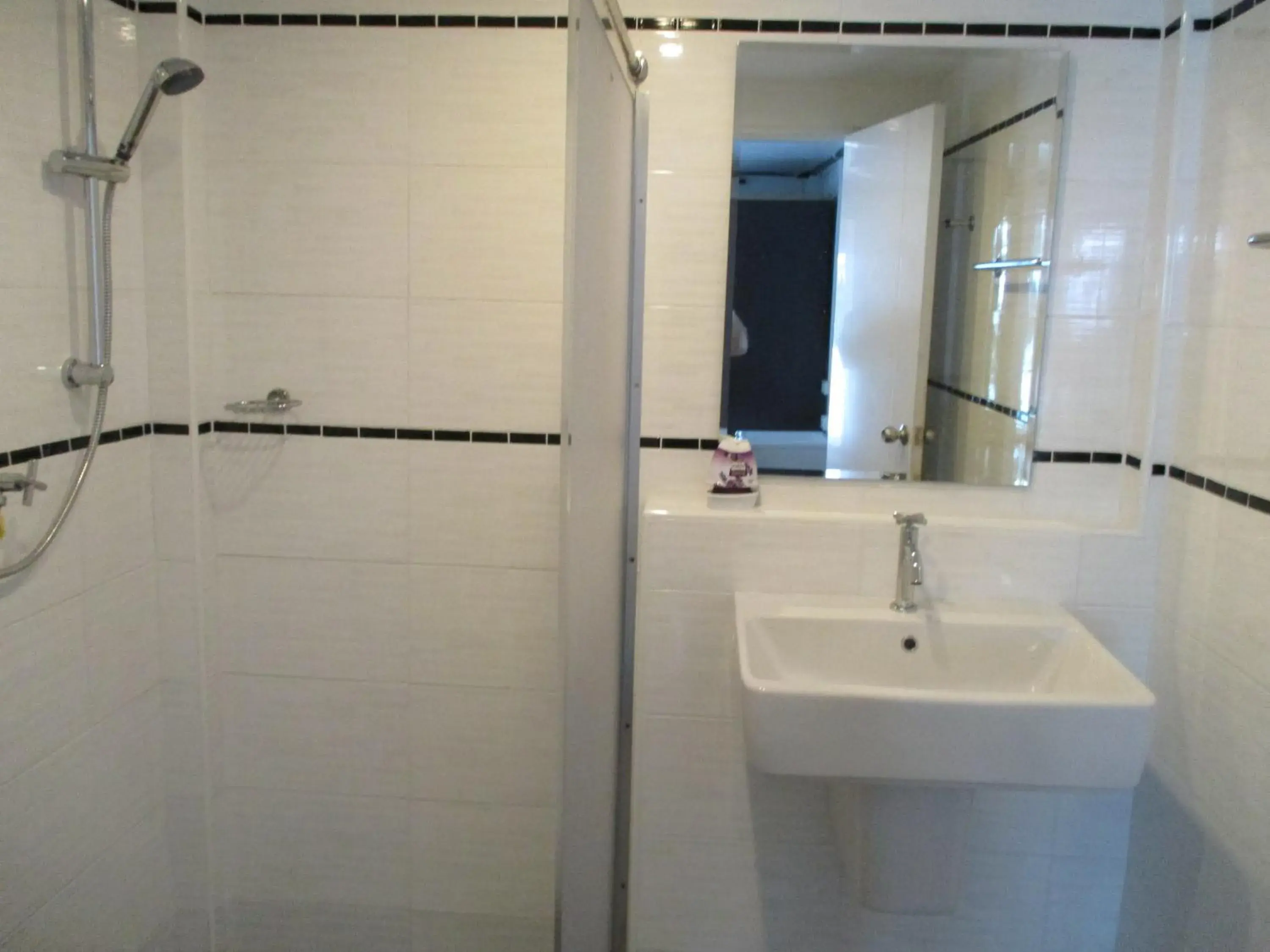 Shower in Sunrise Villas Seaview Shower in Sunrise Villas Seaview