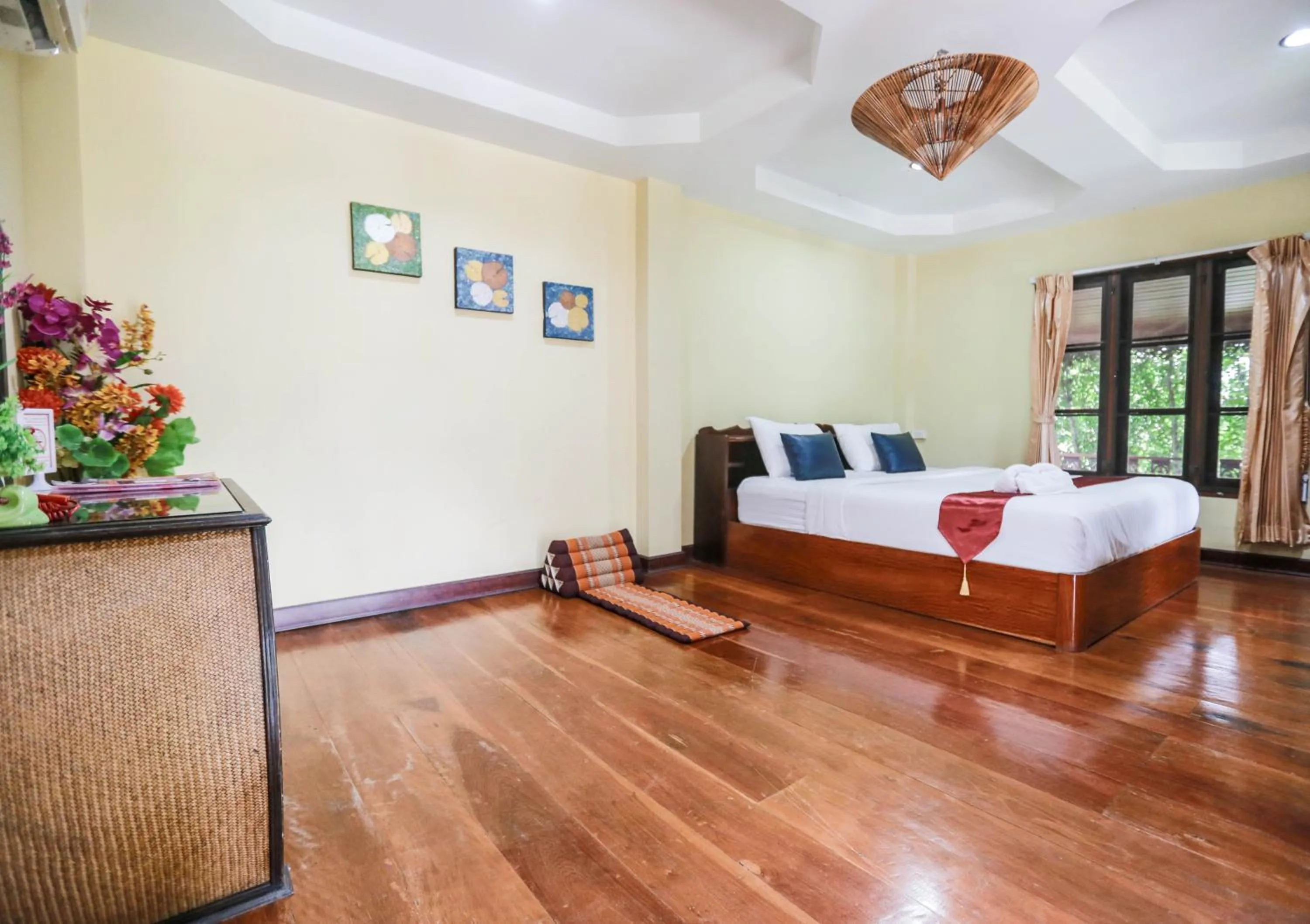 Photo of the whole room, Bed in Jintana Resort