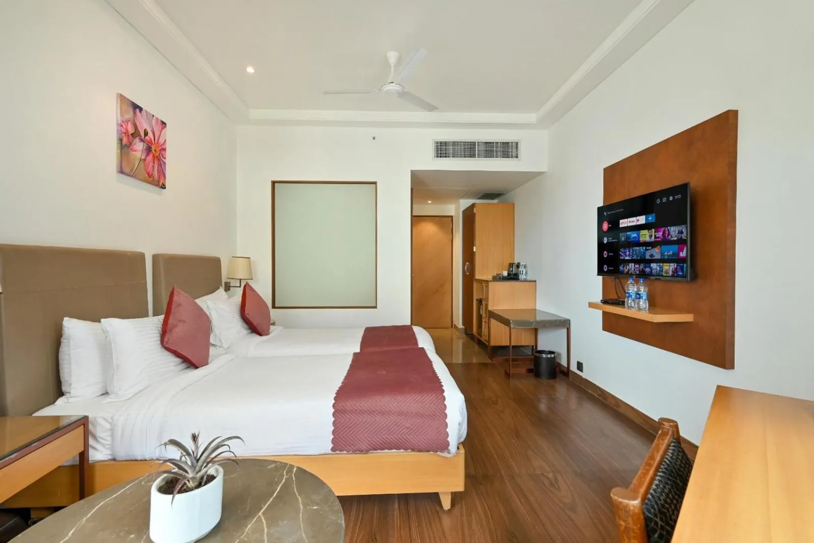 Bed in Hotel Maharaja Regency