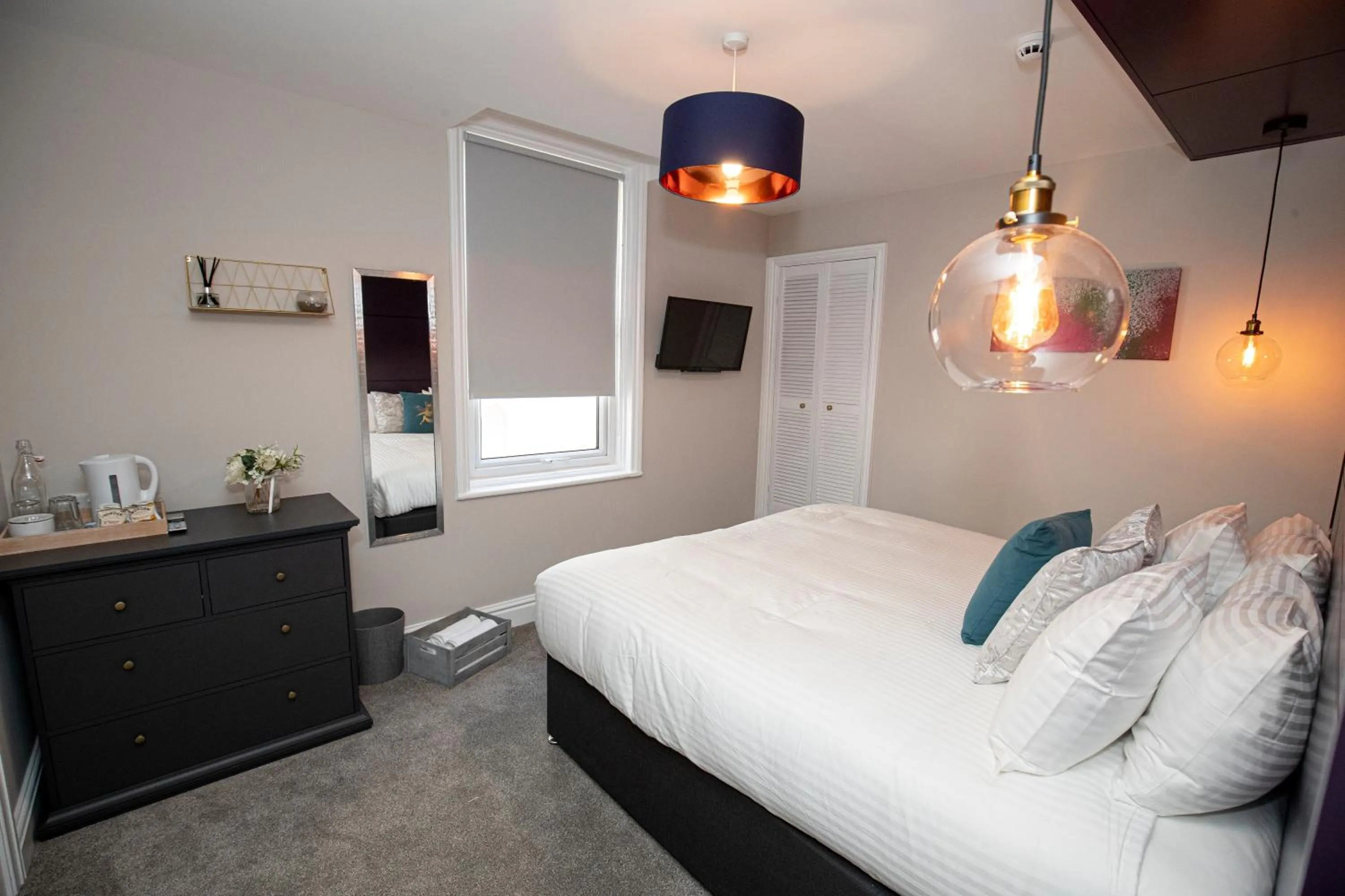Photo of the whole room, Bed in Lynwood House