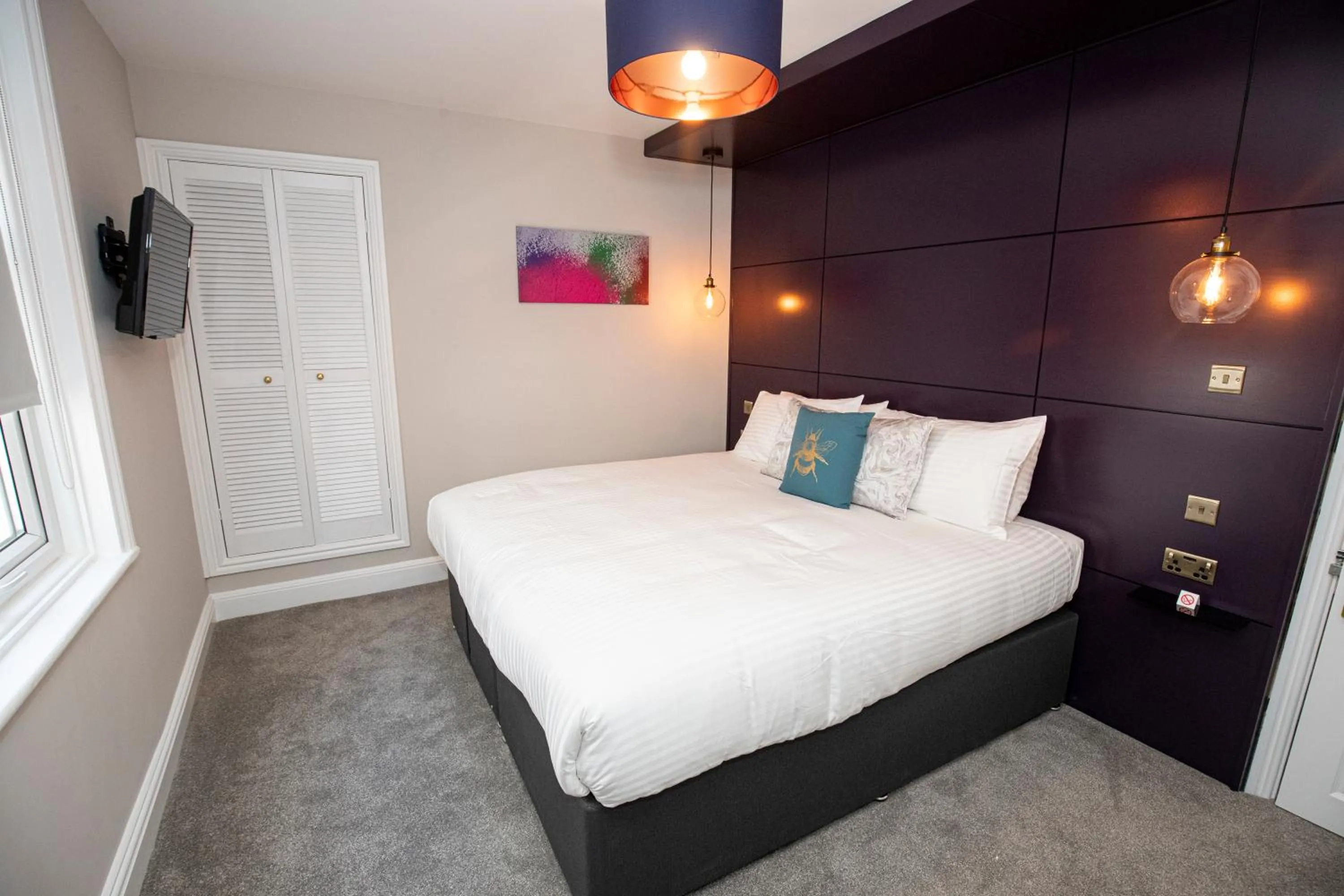 Photo of the whole room, Bed in Lynwood House
