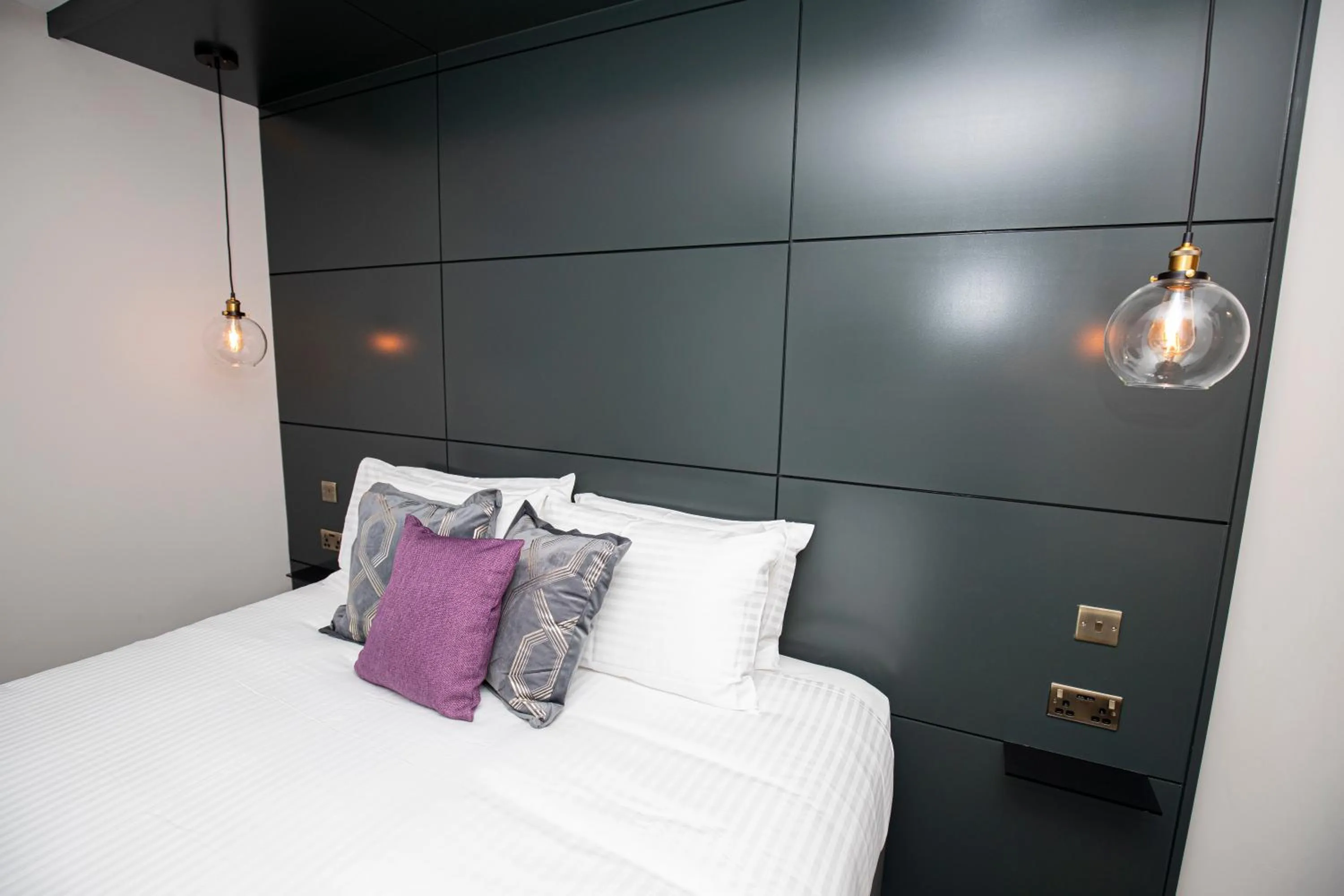 Photo of the whole room, Bed in Lynwood House
