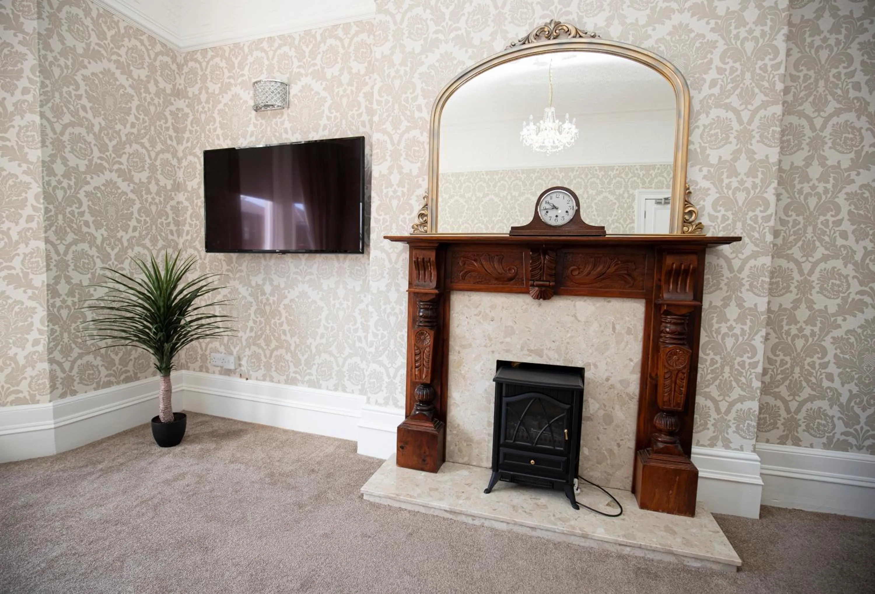 Communal lounge/ TV room in Lynwood House