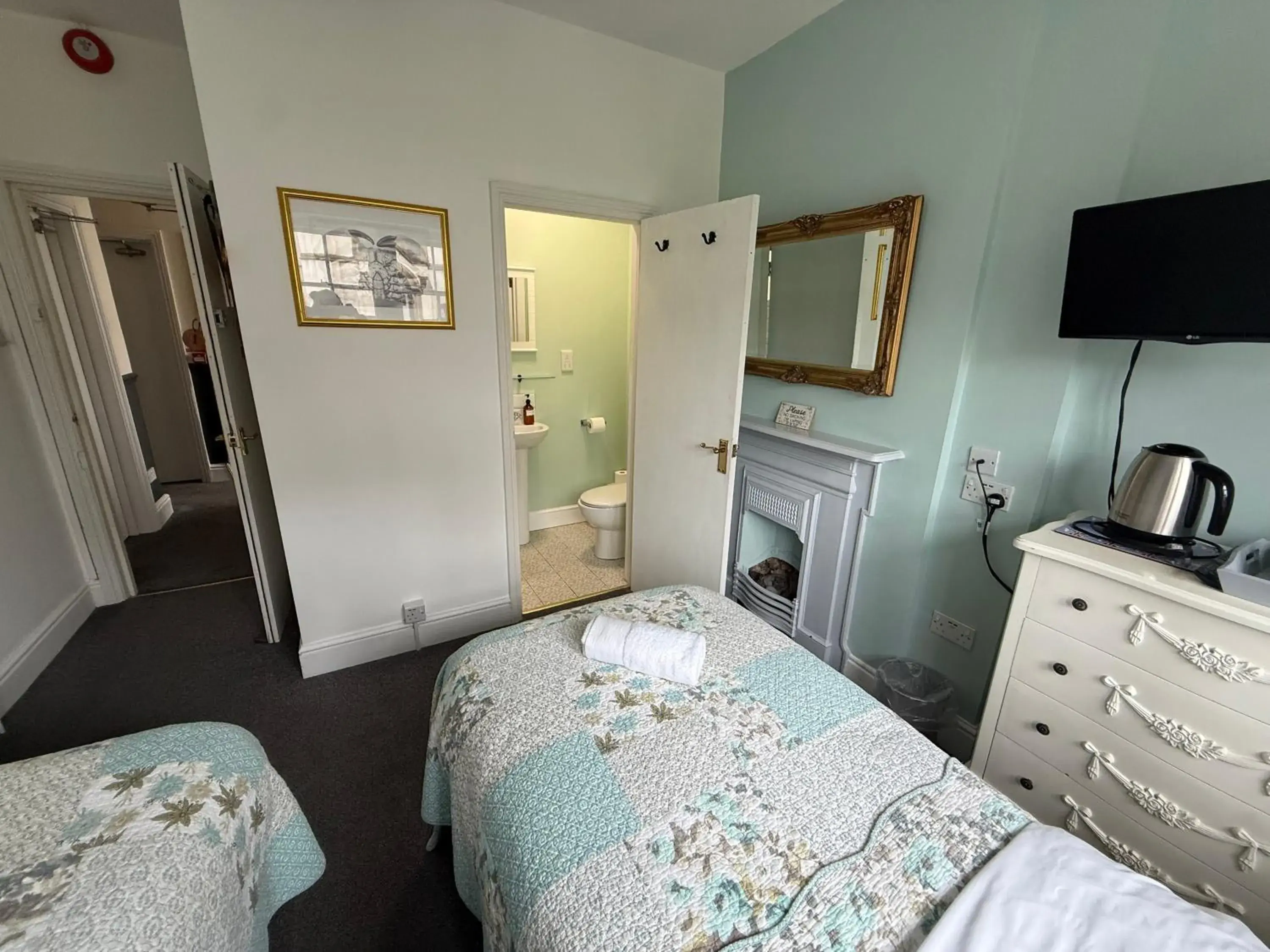 Twin Room with Private Bathroom in The Nags Head - Room only accommodation Twin Room with Private Bathroom in The Nags Head - Room only accommodation
