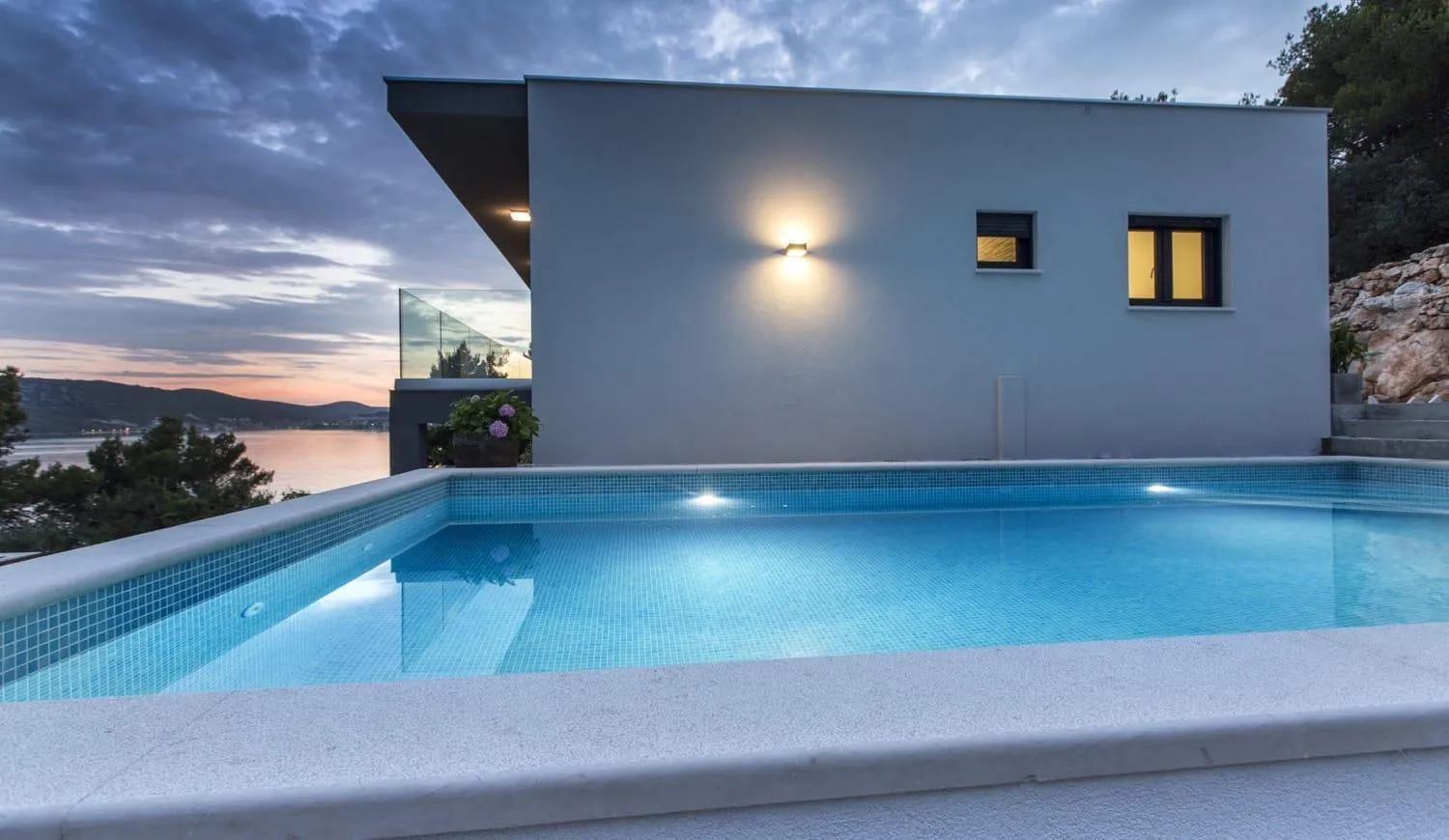 Villa Regina with heated pool and sea view