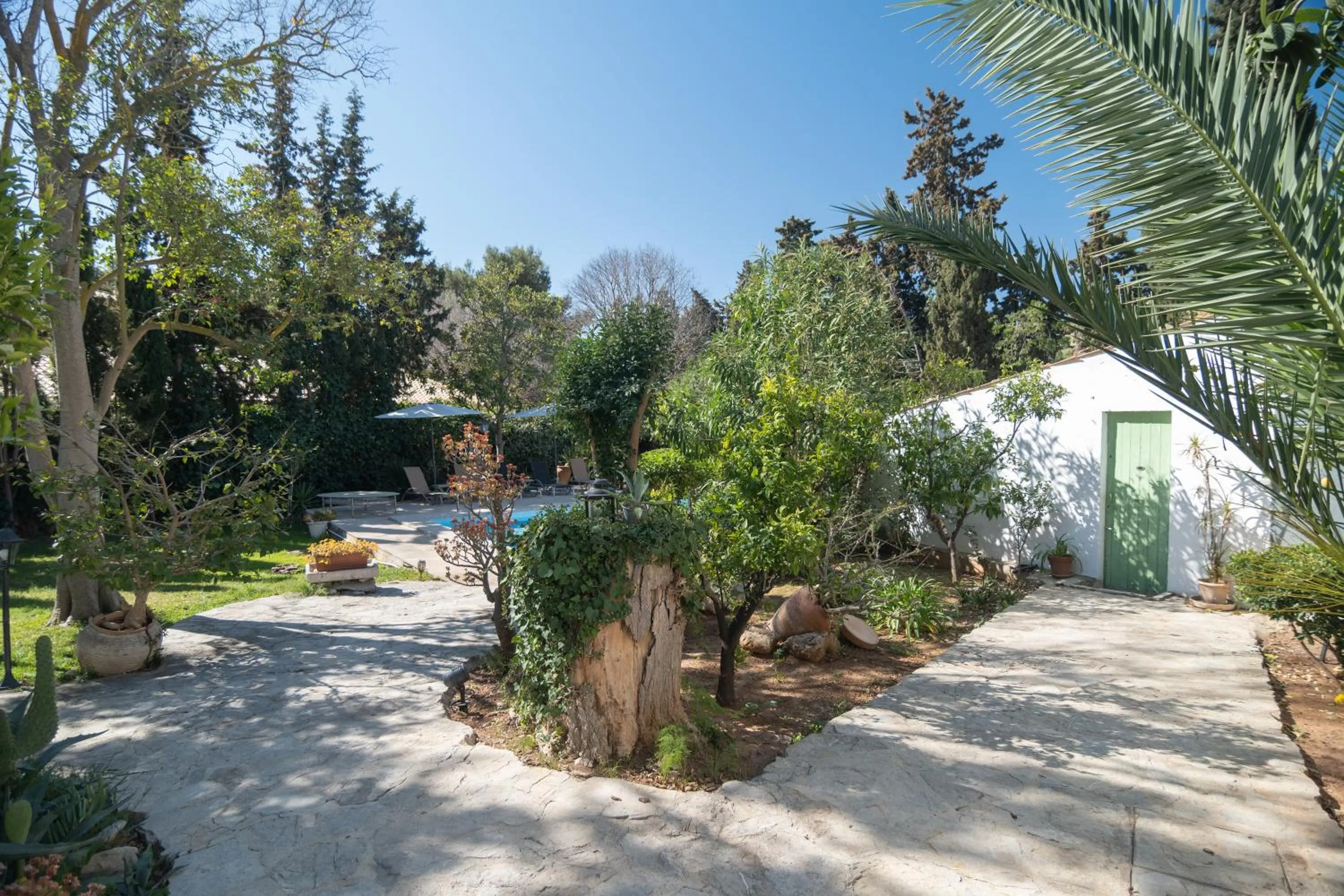 Garden in El Nido de Alaro - Turismo de Interior