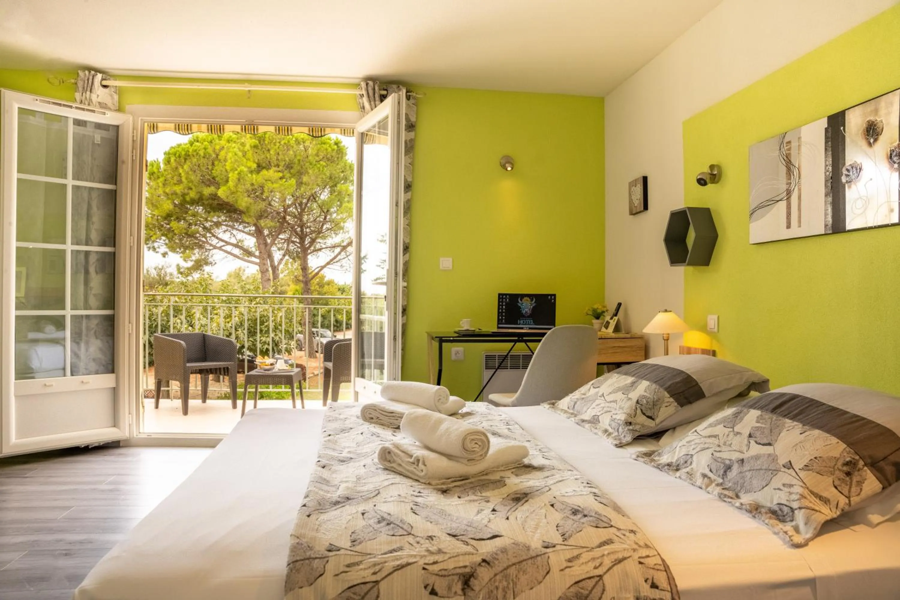 TV and multimedia, Bed in Logis Hotel des Granges