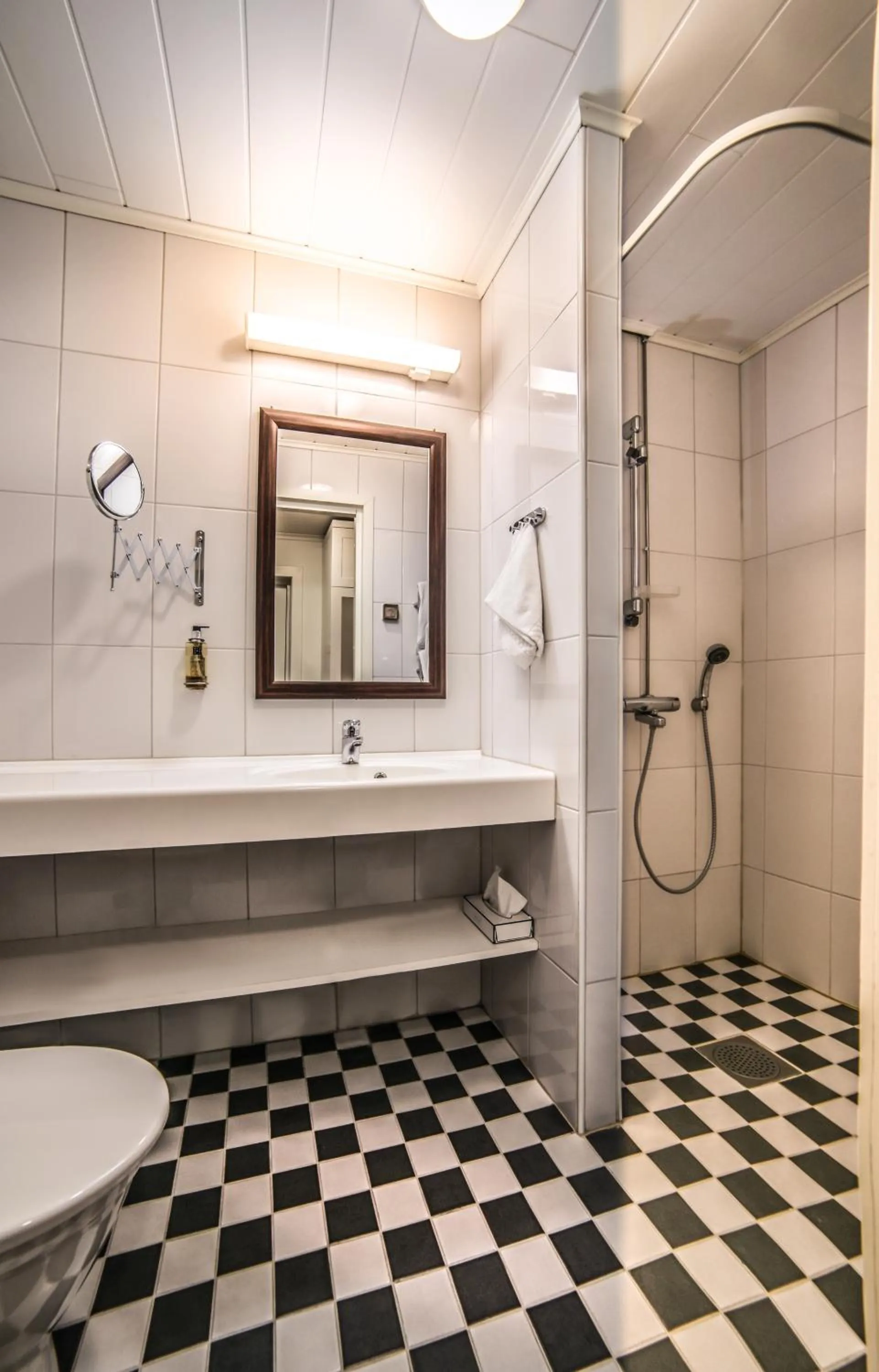 Shower in Hotelli-Ravintola Alma