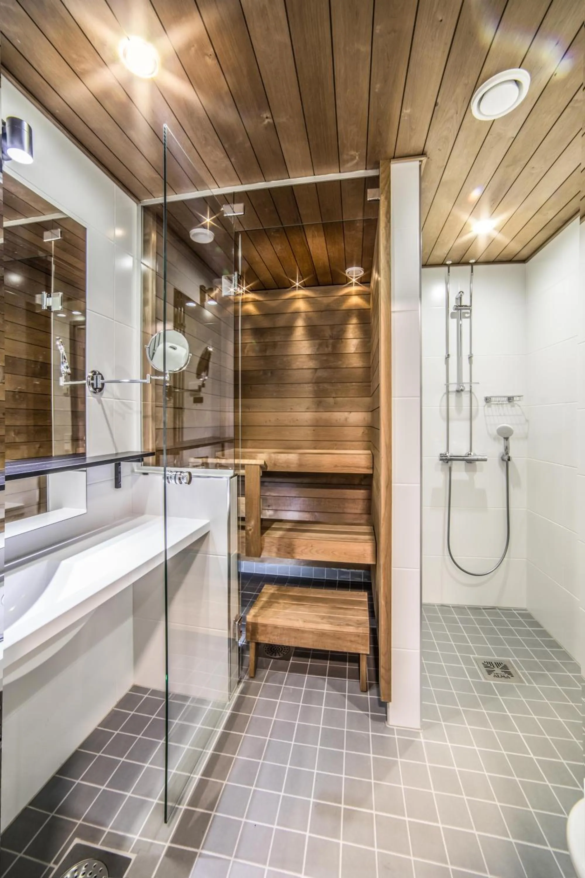 Shower in Hotelli-Ravintola Alma