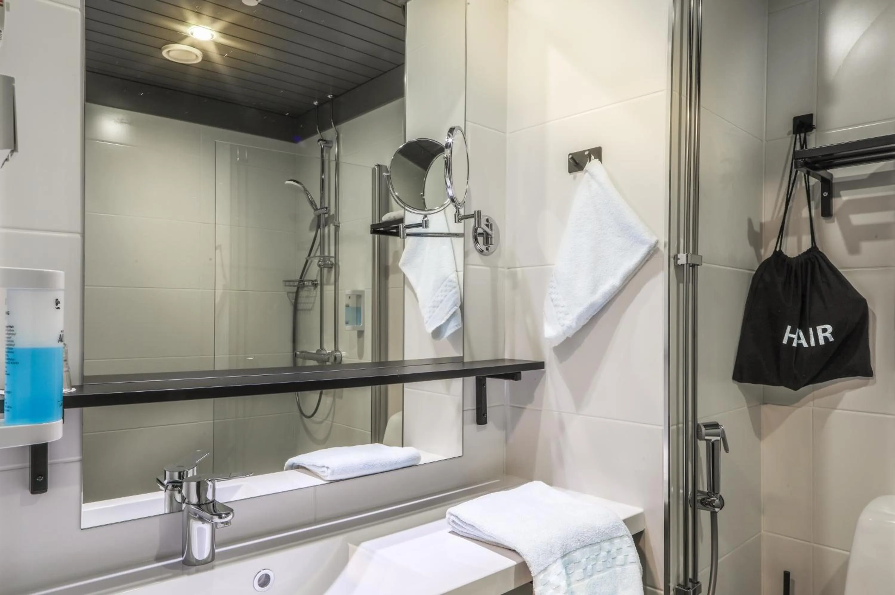 Shower in Hotelli-Ravintola Alma