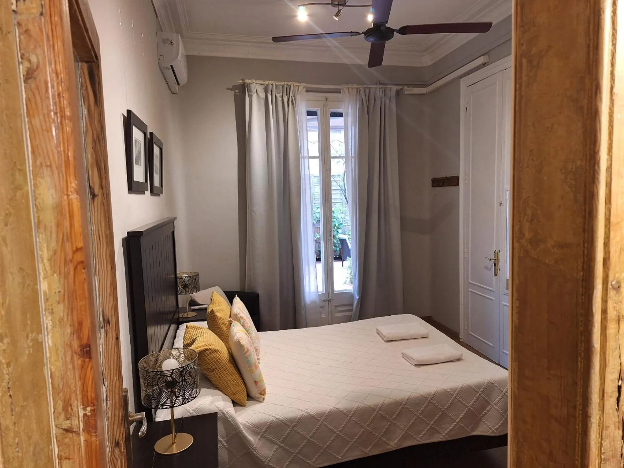 Bedroom, Bed in Casa Consell Apartments