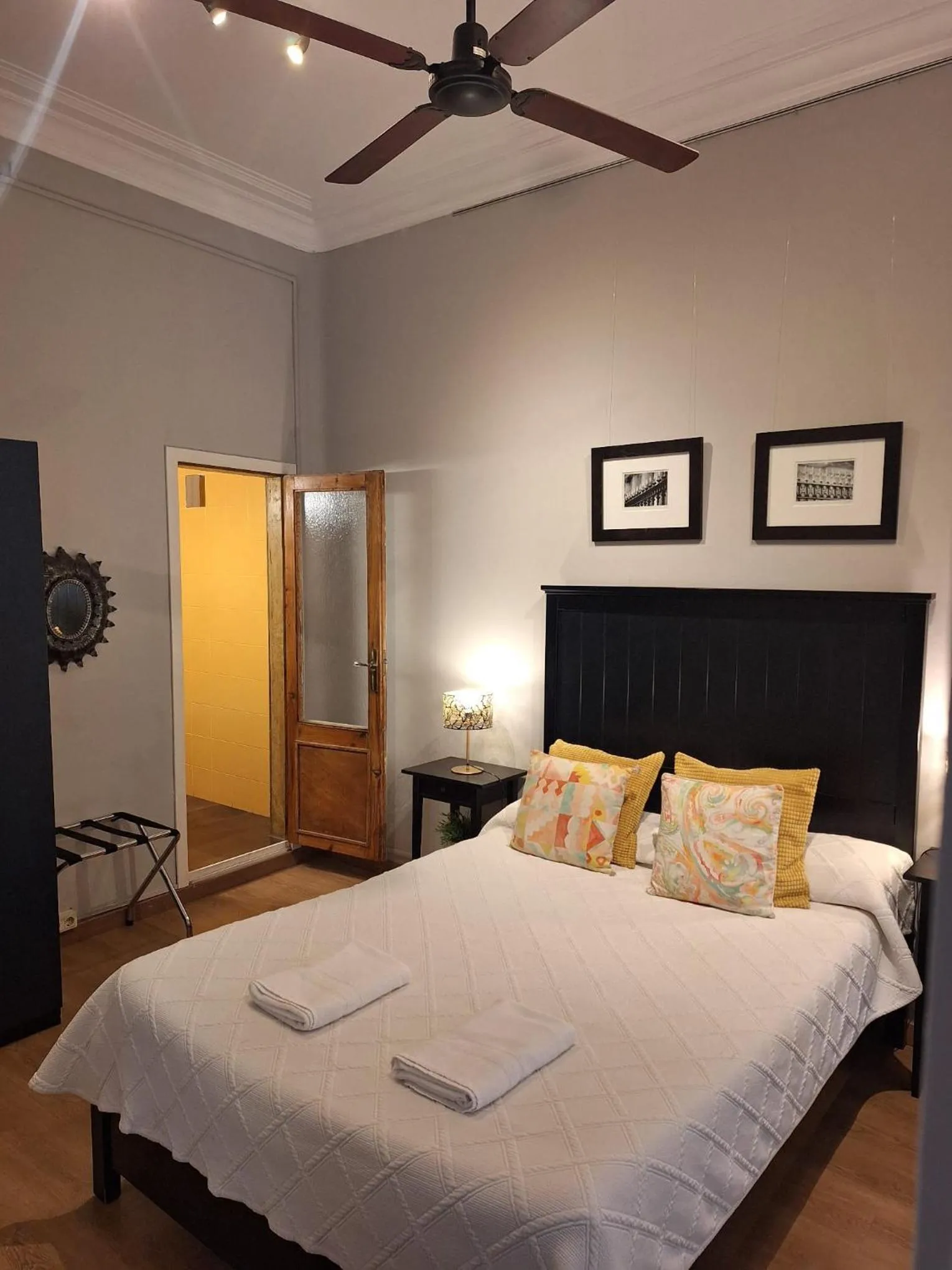 Bedroom, Bed in Casa Consell Apartments