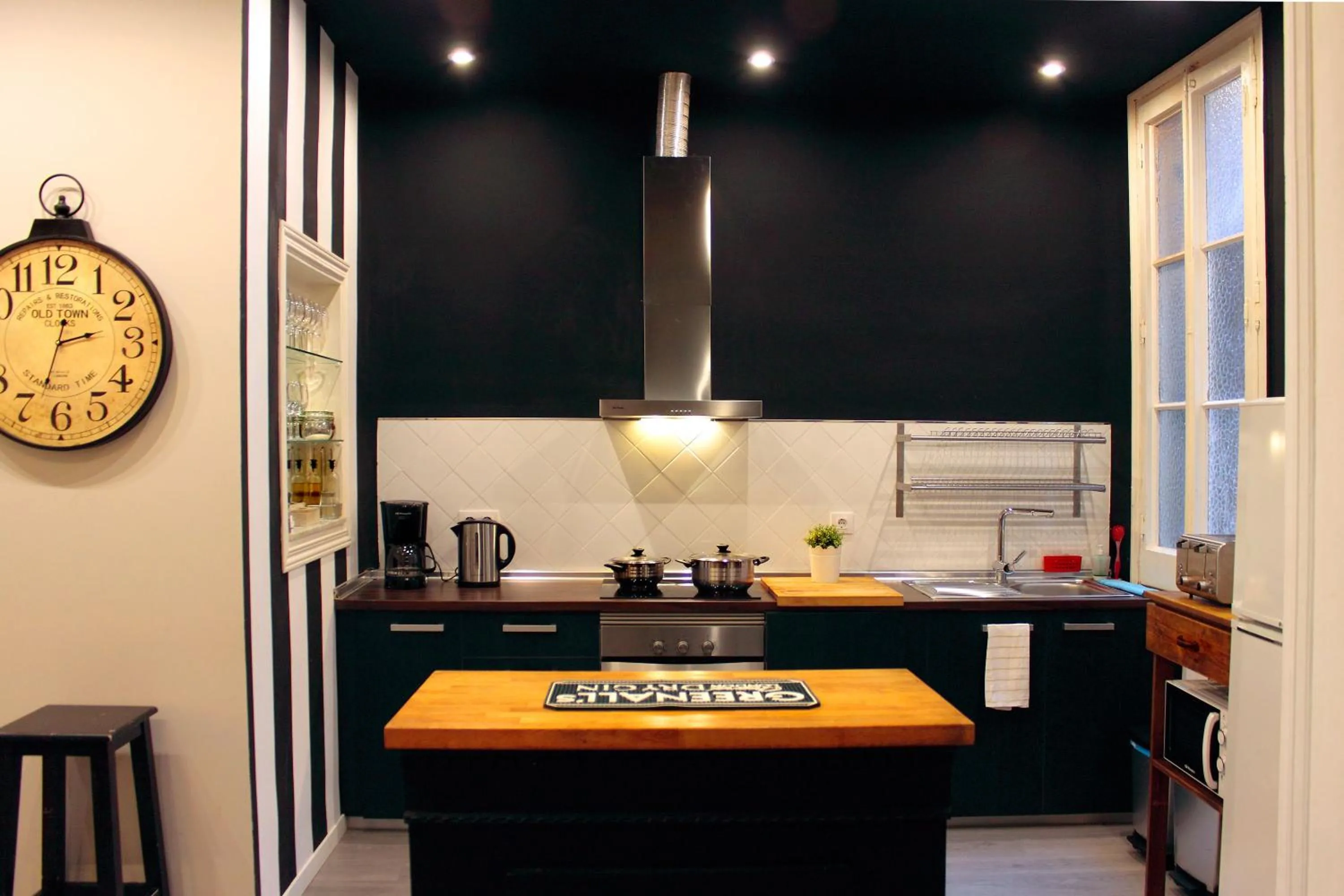 Kitchen or kitchenette in Casa Consell Apartments
