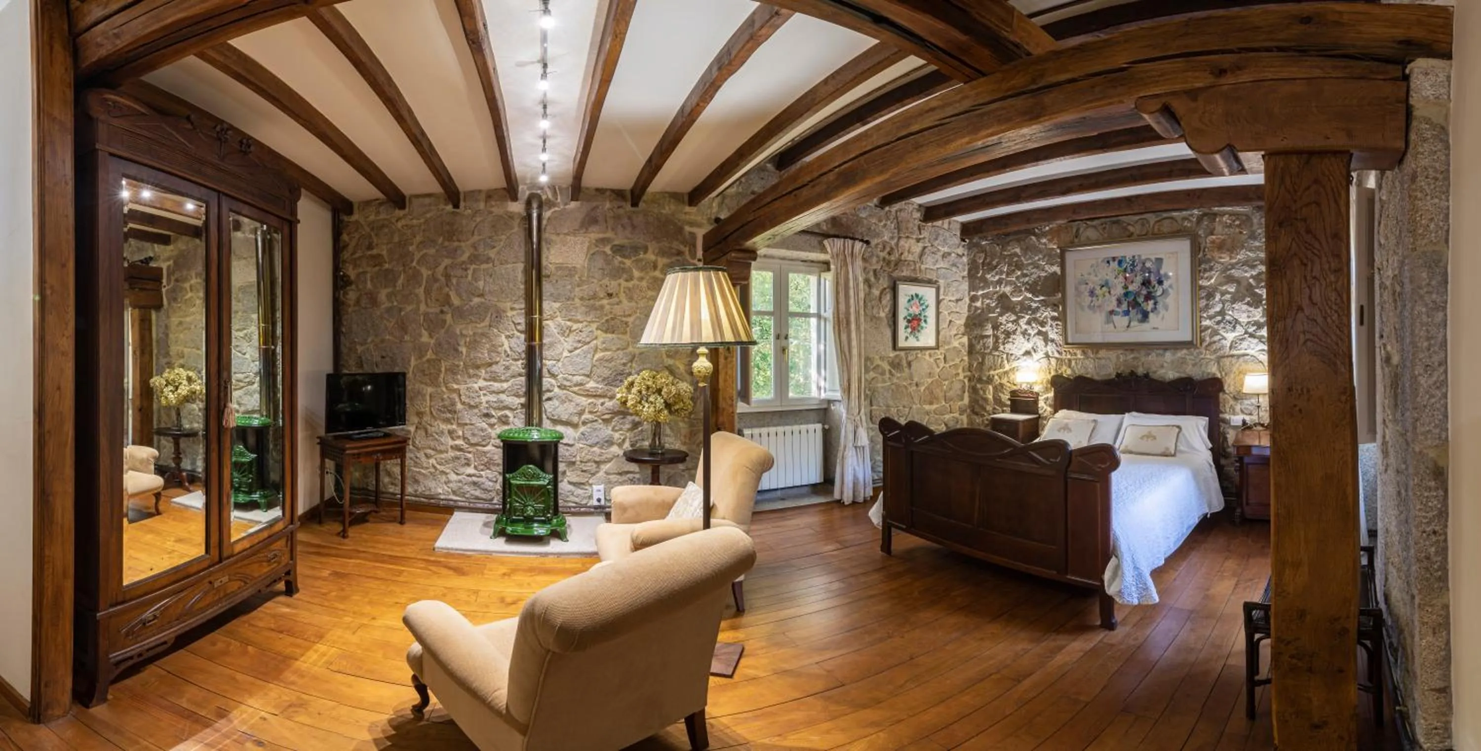 Photo of the whole room in Entre Os Ríos - Casa Rural y Enoturismo