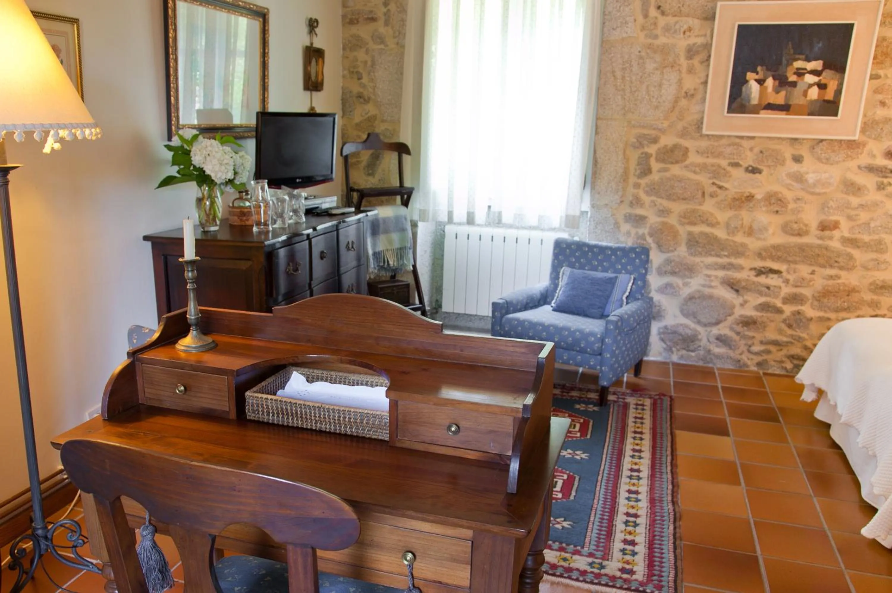 Photo of the whole room in Entre Os Ríos - Casa Rural y Enoturismo