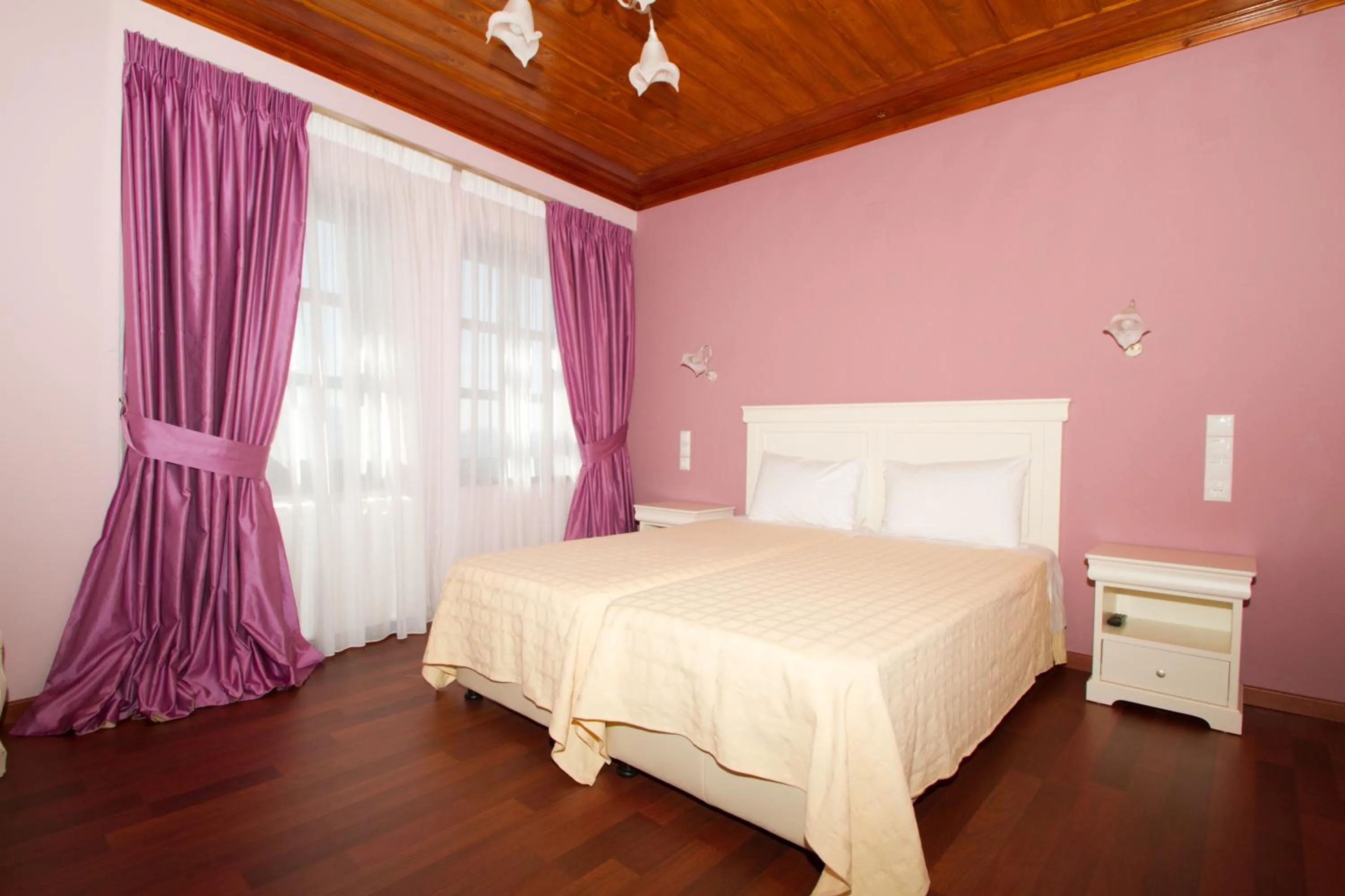 Bed in Hotel Monodendri