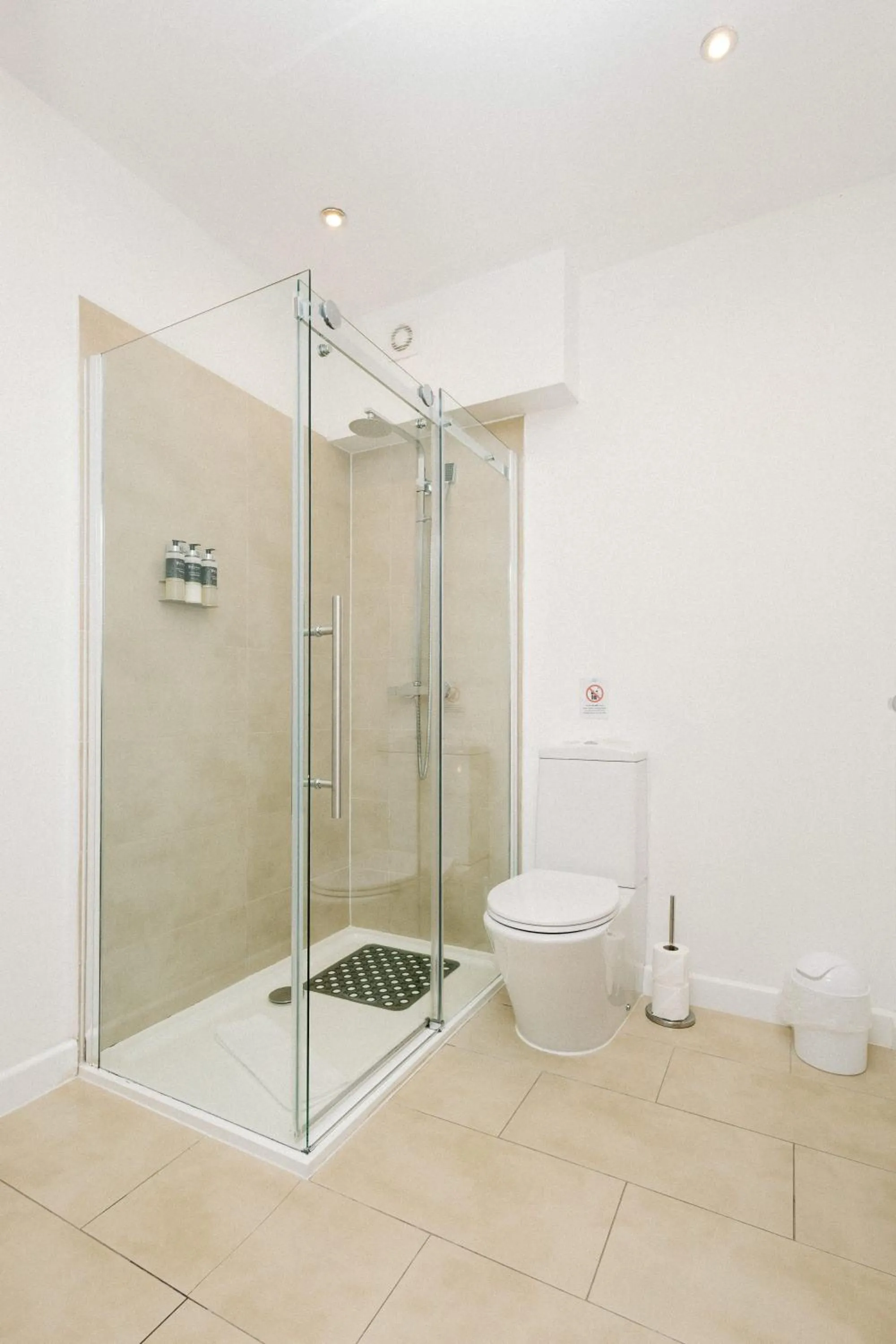 Bathroom in Bayswell Park Hotel