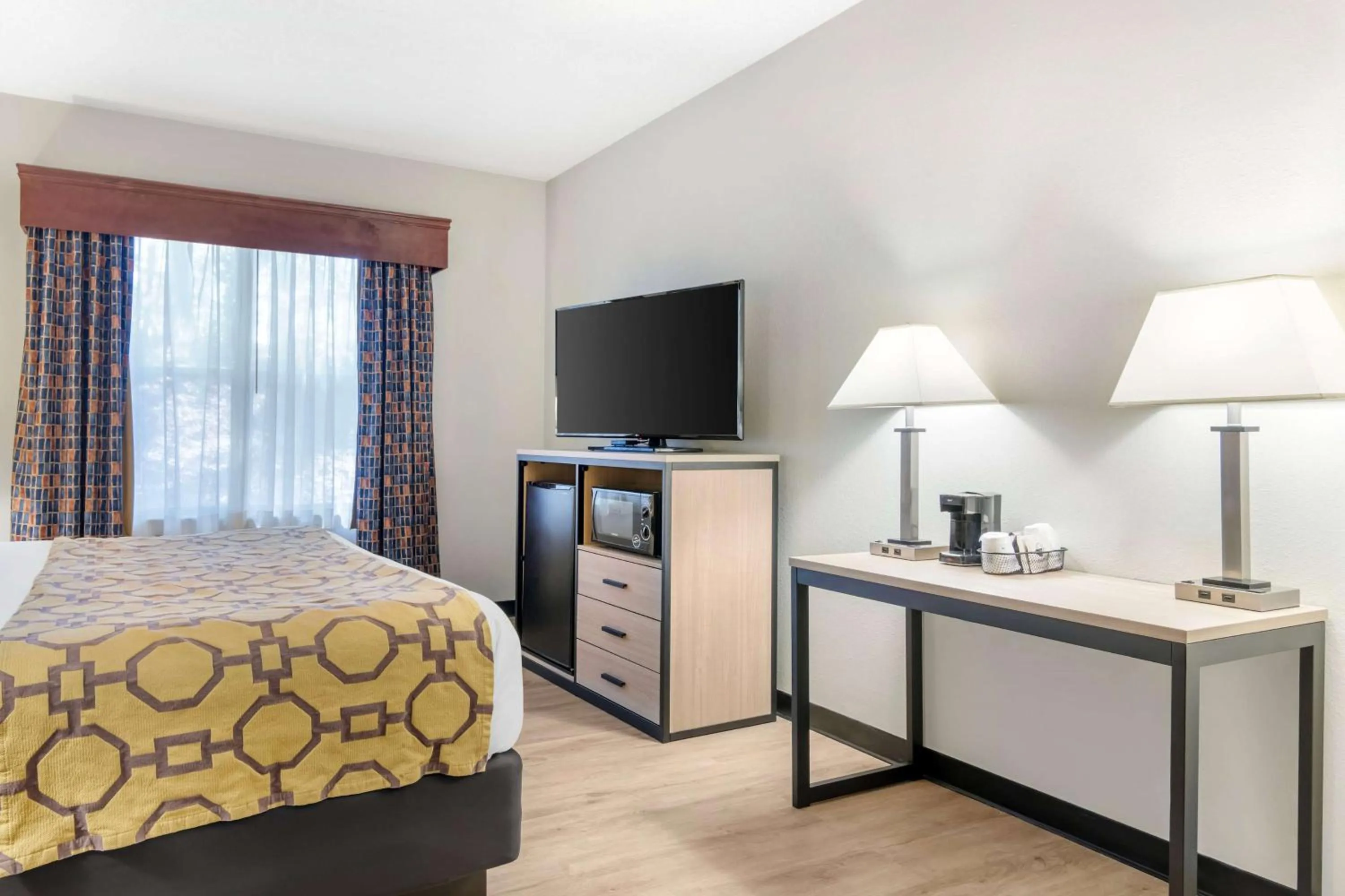 Photo of the whole room, Bed in Baymont by Wyndham Kennesaw