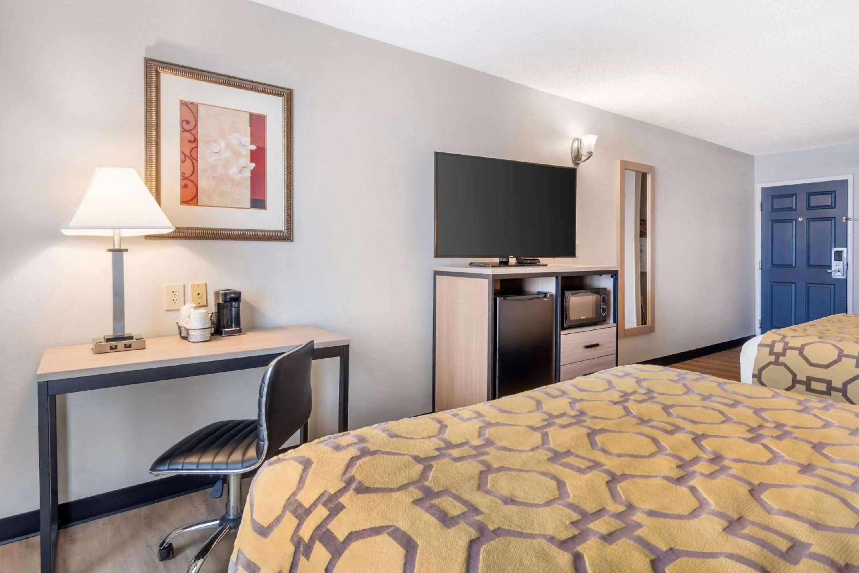 Photo of the whole room, Bed in Baymont by Wyndham Kennesaw