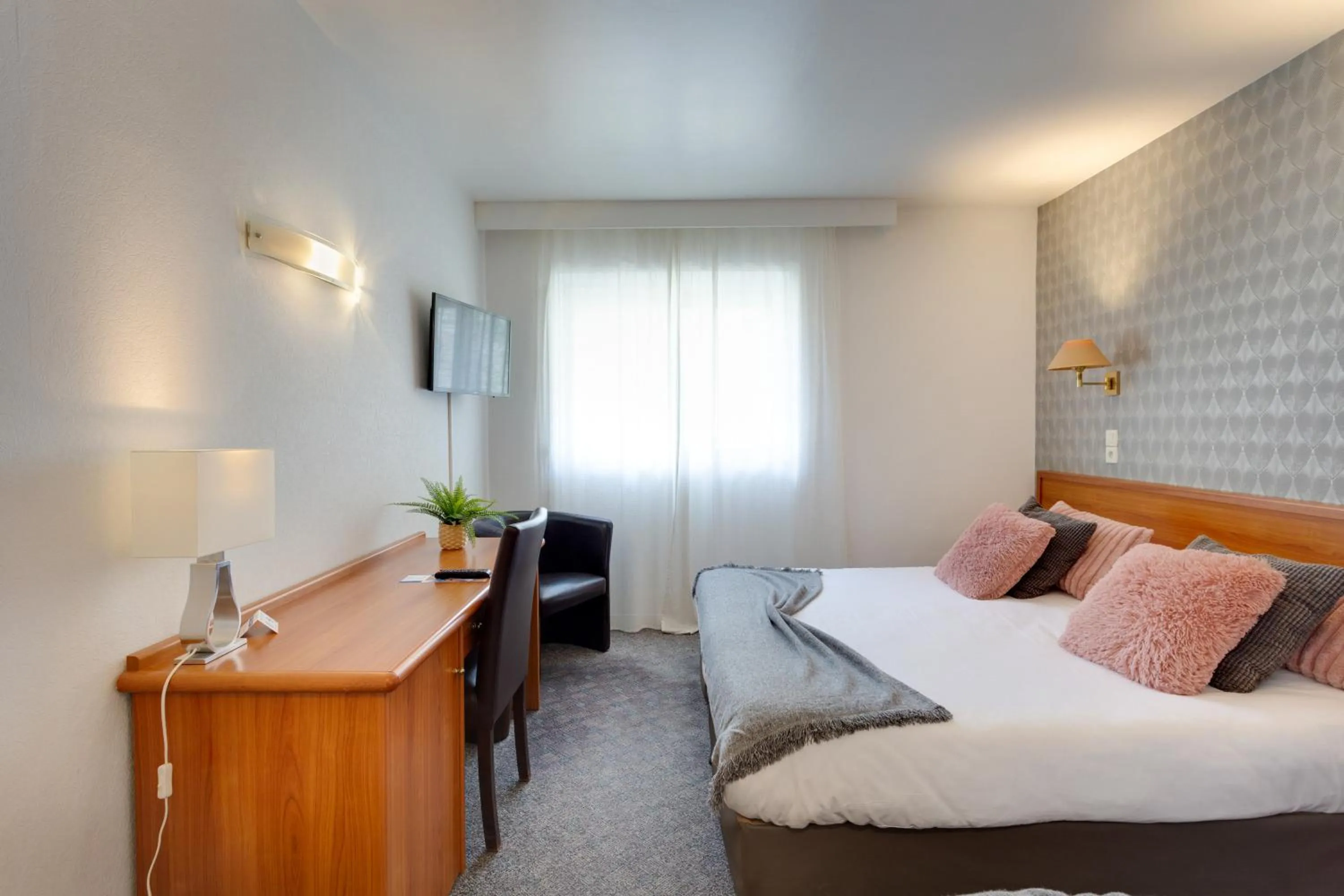 Photo of the whole room, Bed in Brit Hotel le Cygne