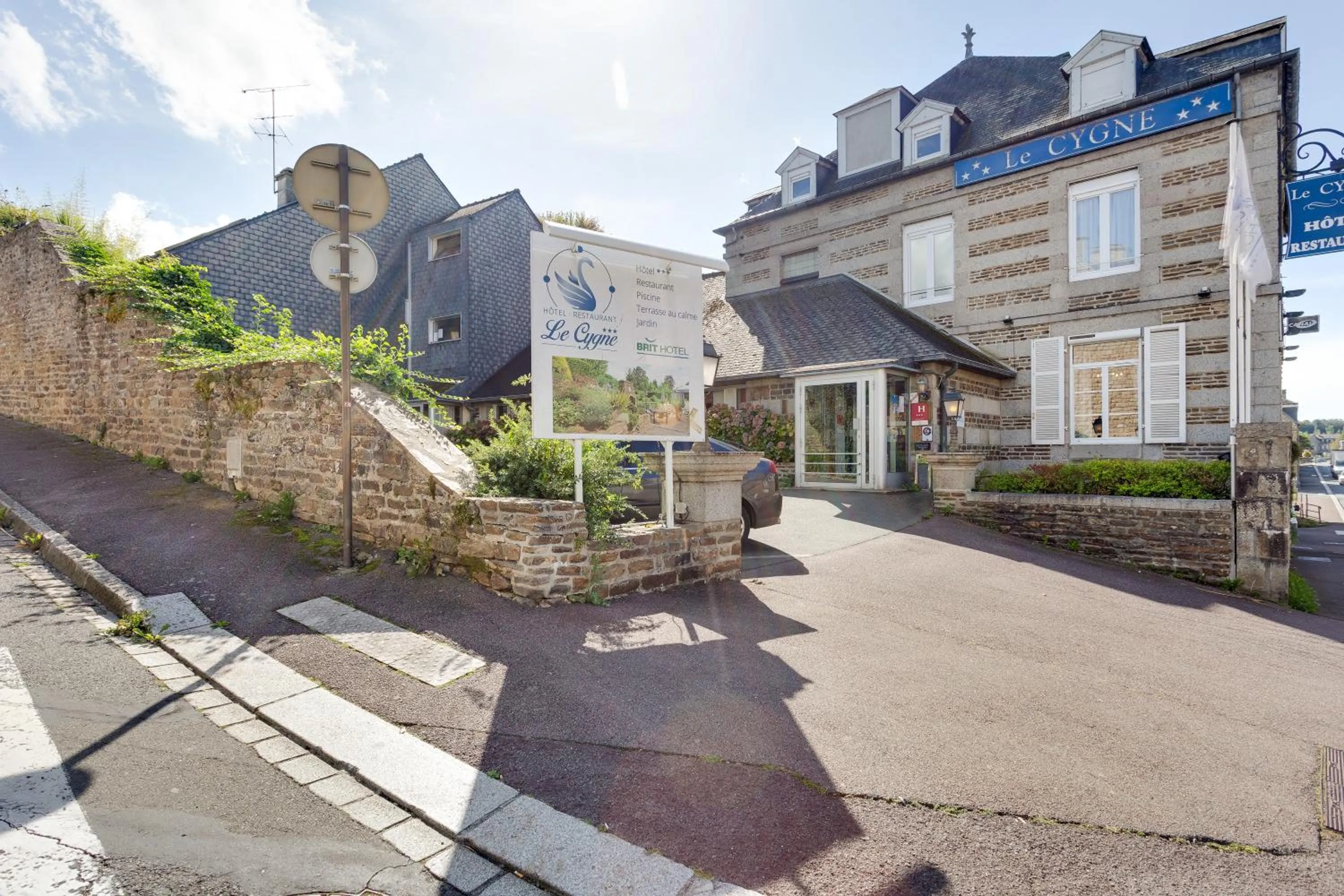Facade/entrance in Brit Hotel le Cygne