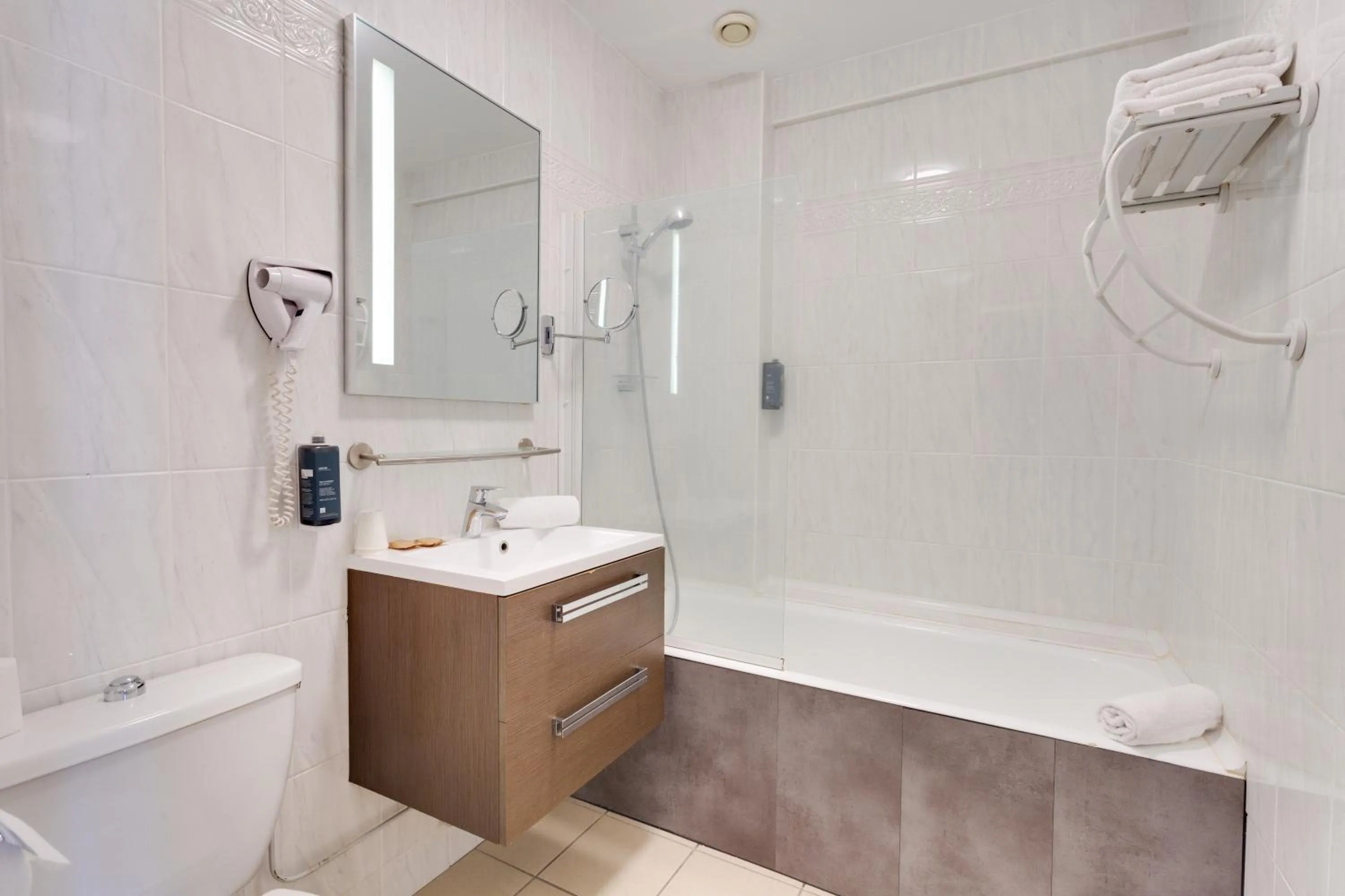 Photo of the whole room in Brit Hotel le Cygne