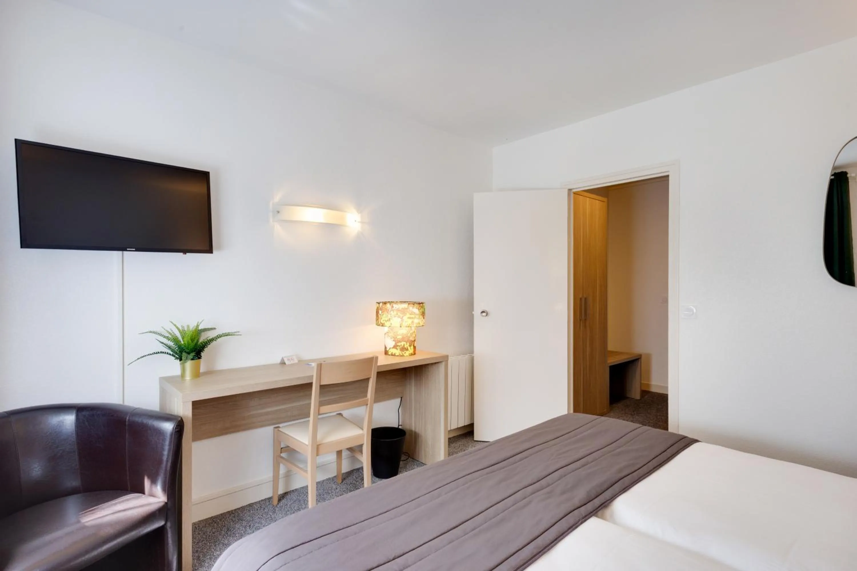 Photo of the whole room, Bed in Brit Hotel le Cygne