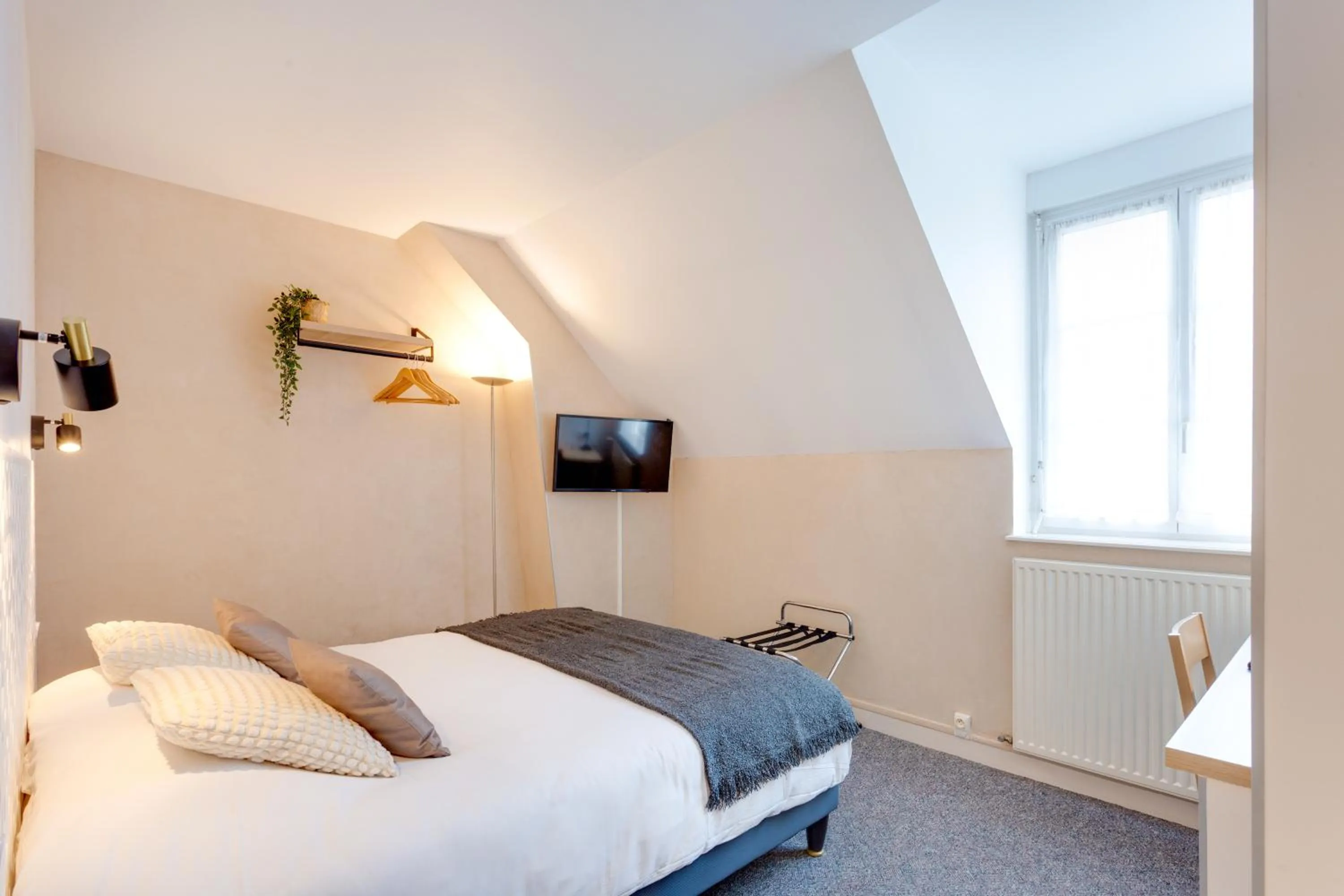 Photo of the whole room, Bed in Brit Hotel le Cygne