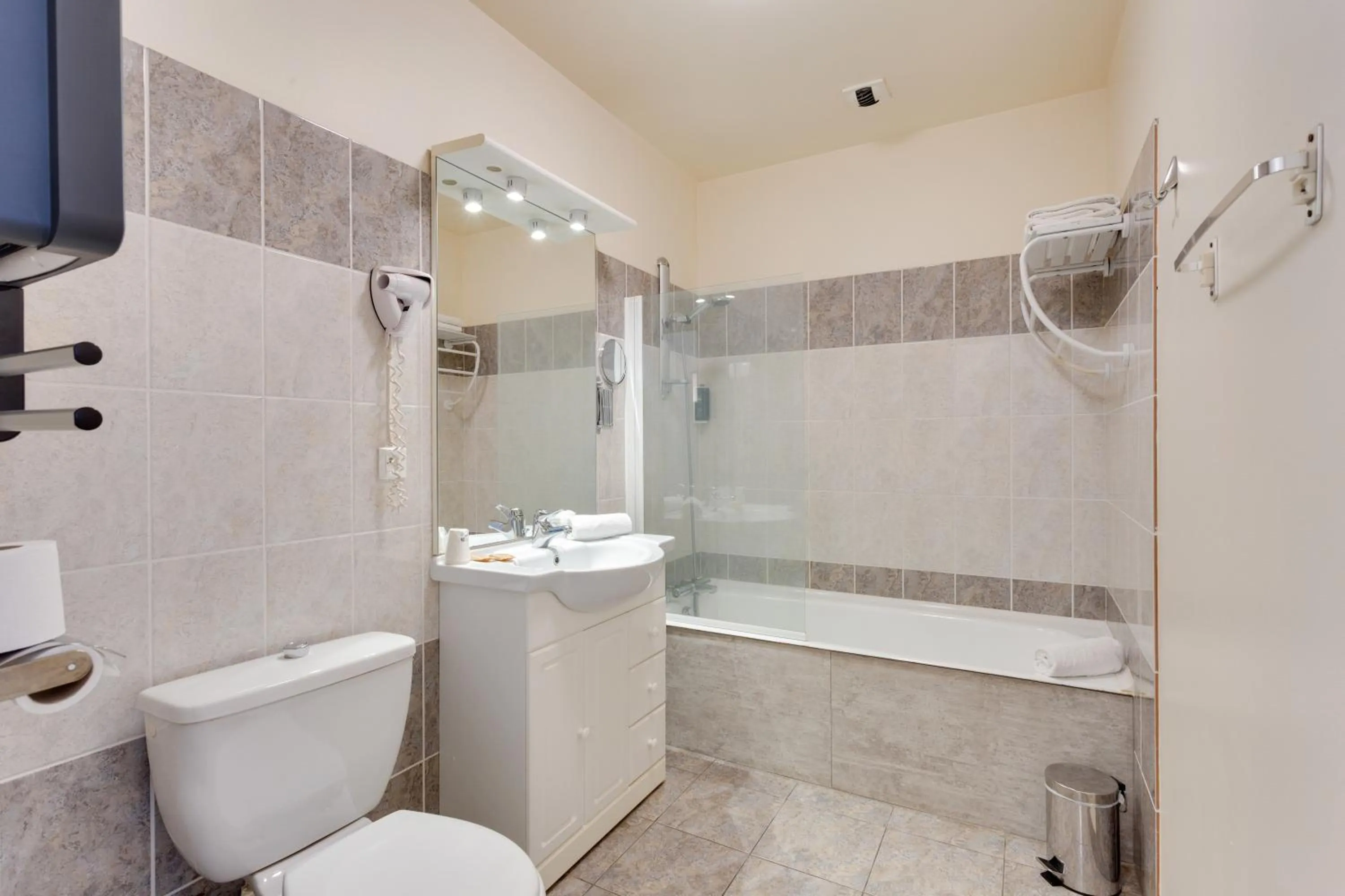 Bathroom in Brit Hotel le Cygne