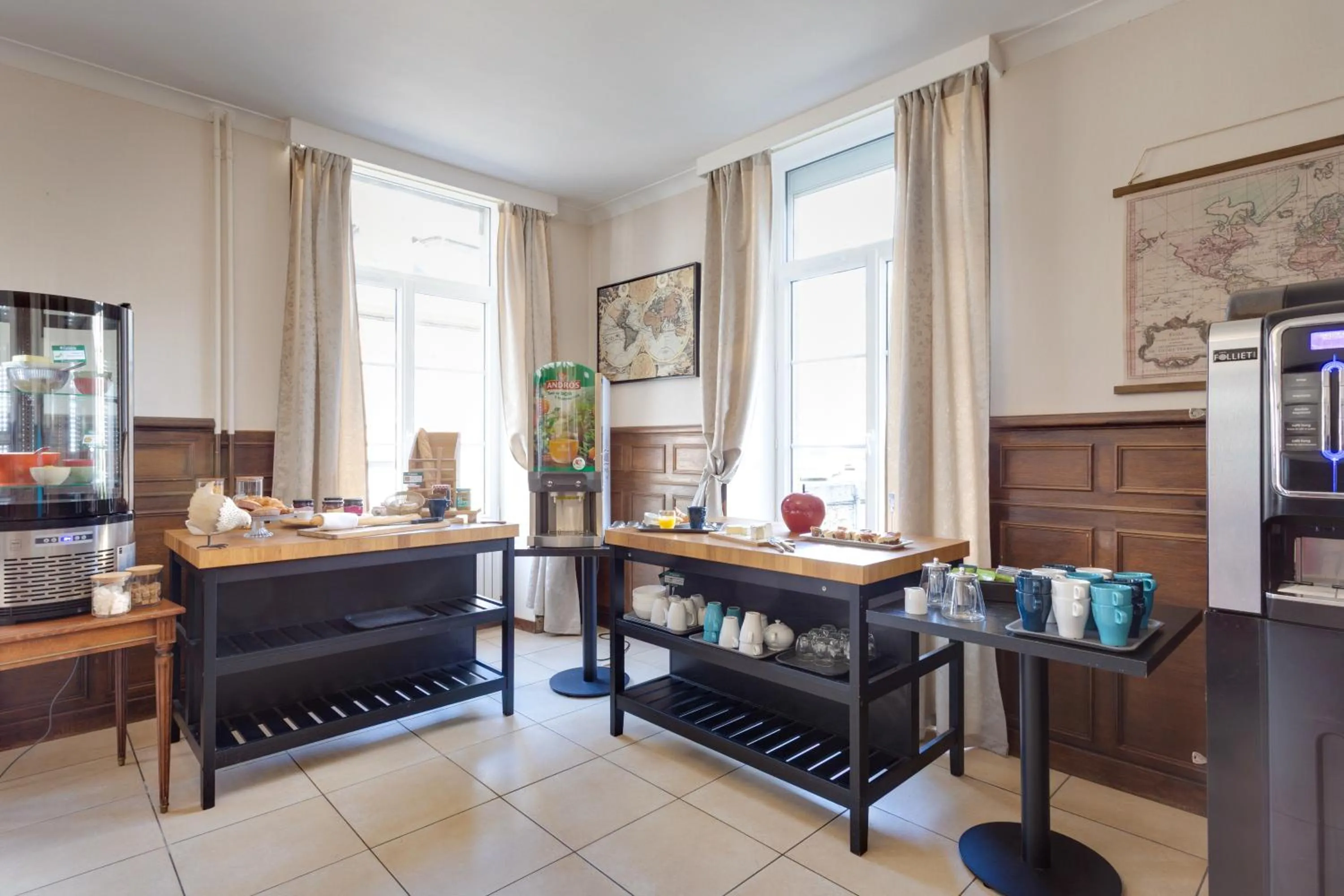 Breakfast in Brit Hotel le Cygne