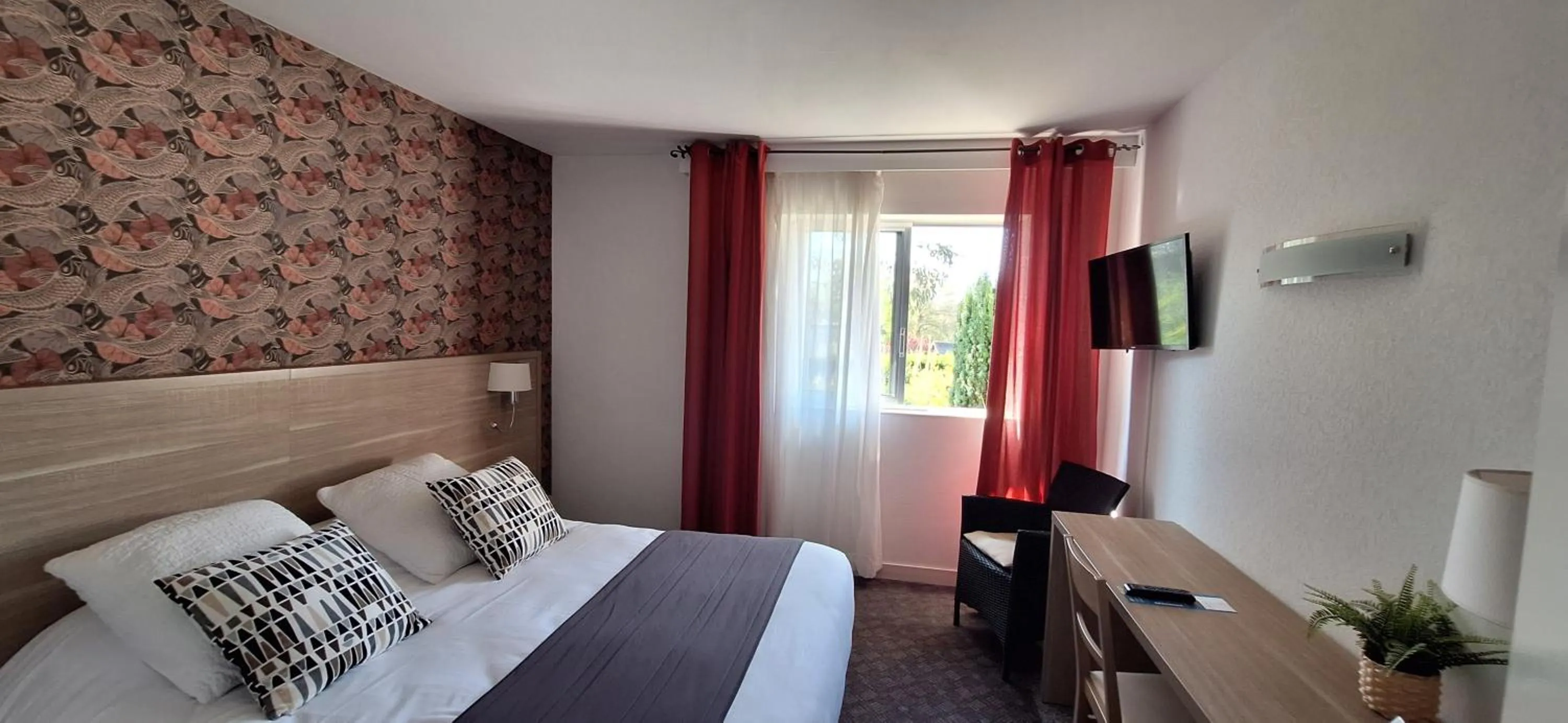 Superior Double or Twin Room with Garden View in Brit Hotel le Cygne