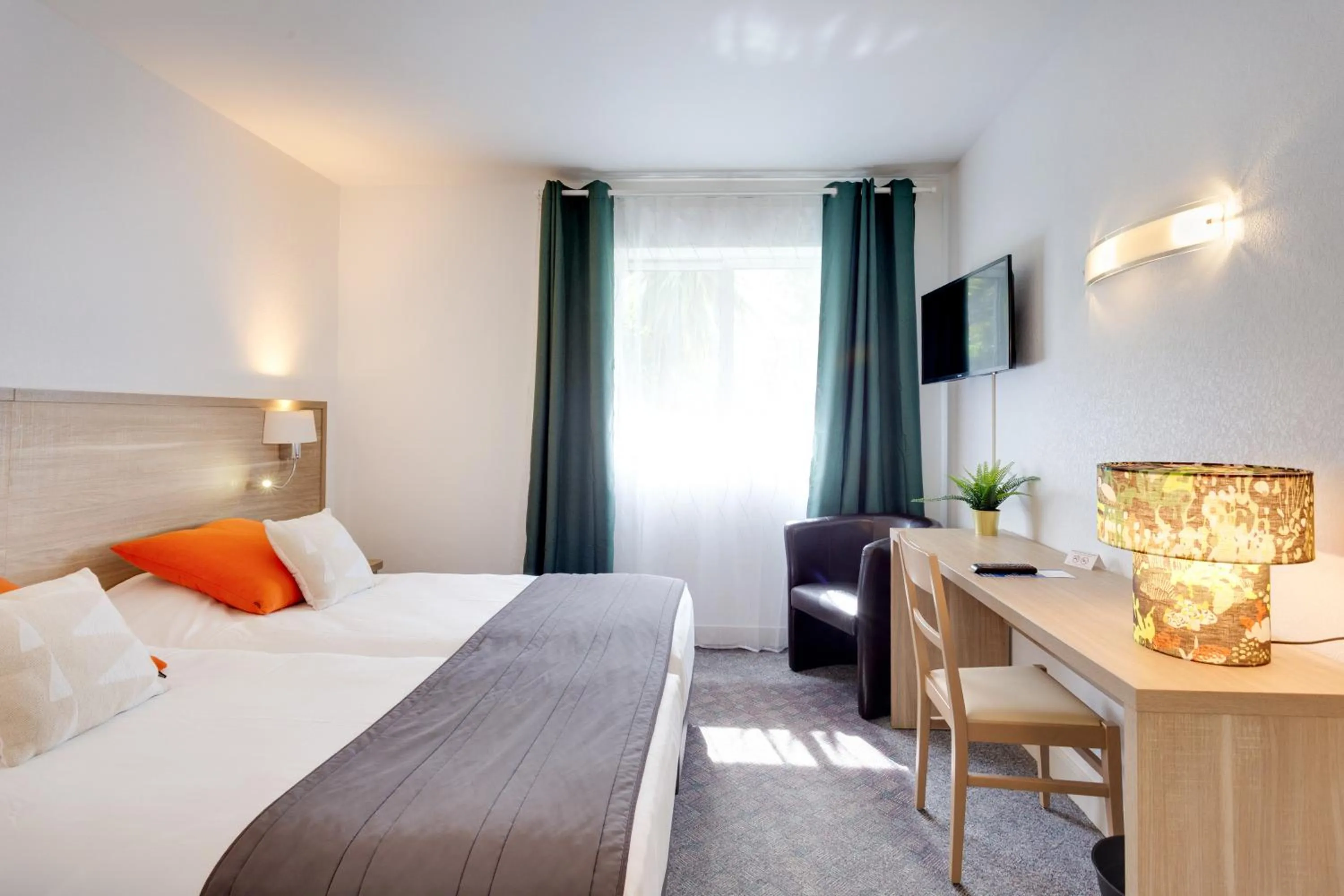 Photo of the whole room, Bed in Brit Hotel le Cygne