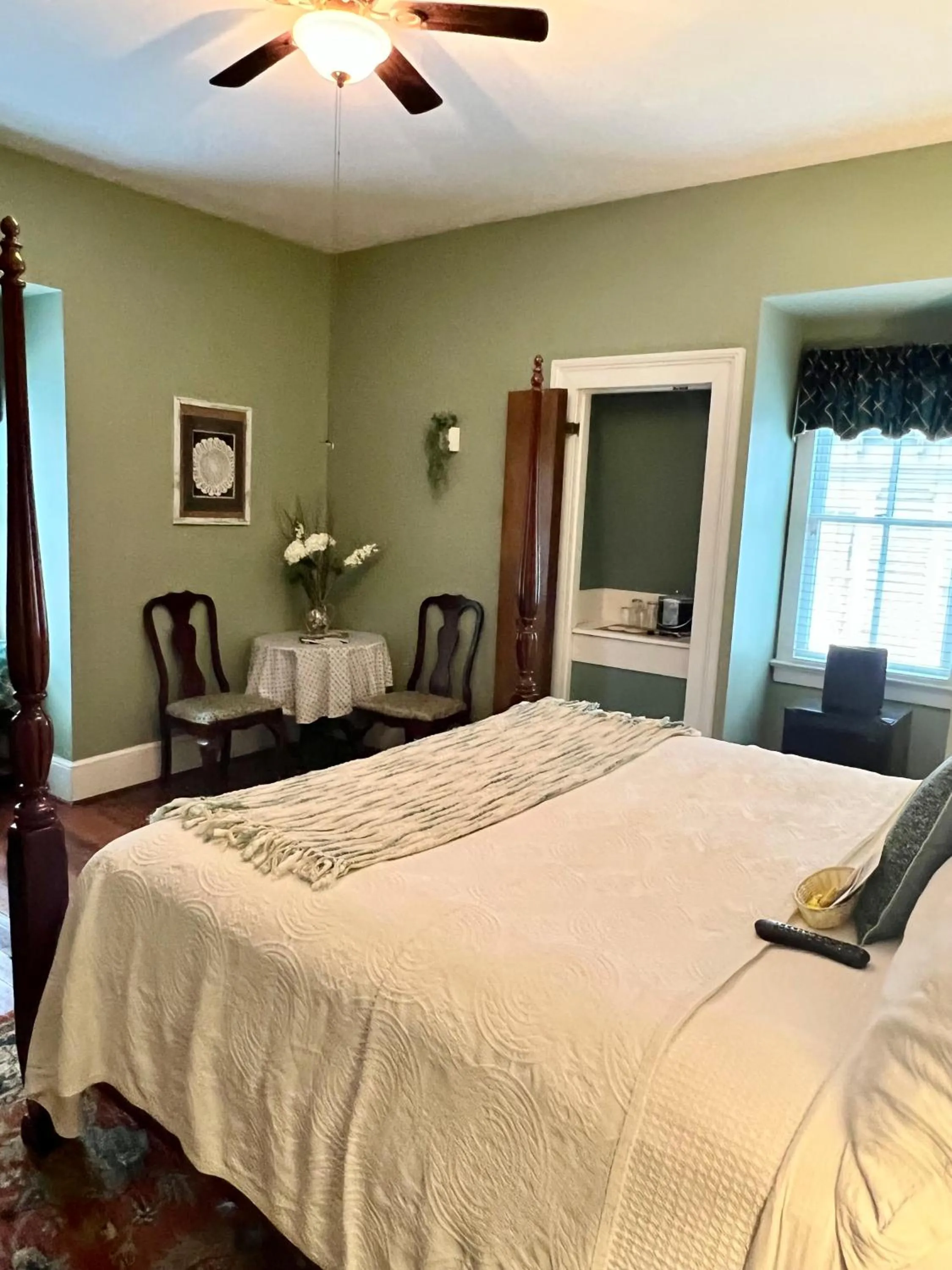 Bed in Barksdale House Inn