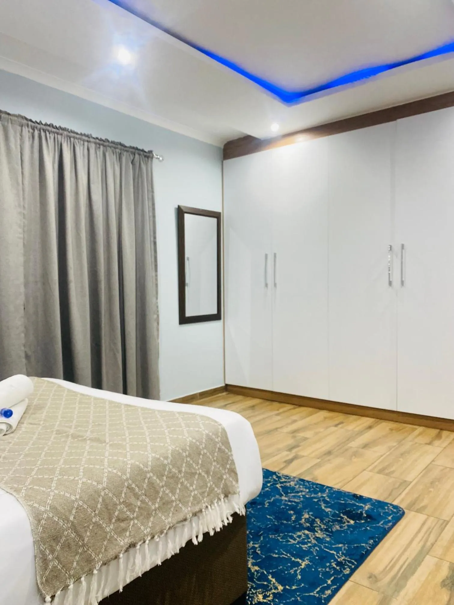 wardrobe, Bed in Airport Imperial Guest House