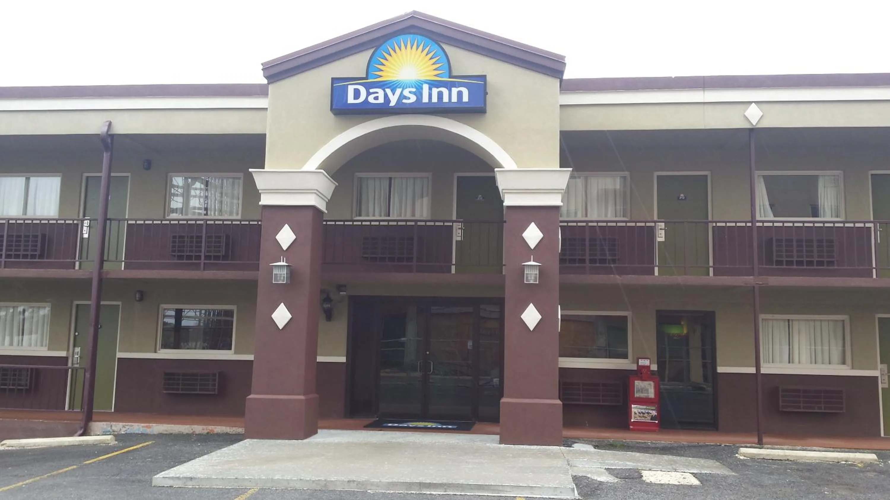 Facade/entrance, Property Building in Days Inn by Wyndham Hot Springs