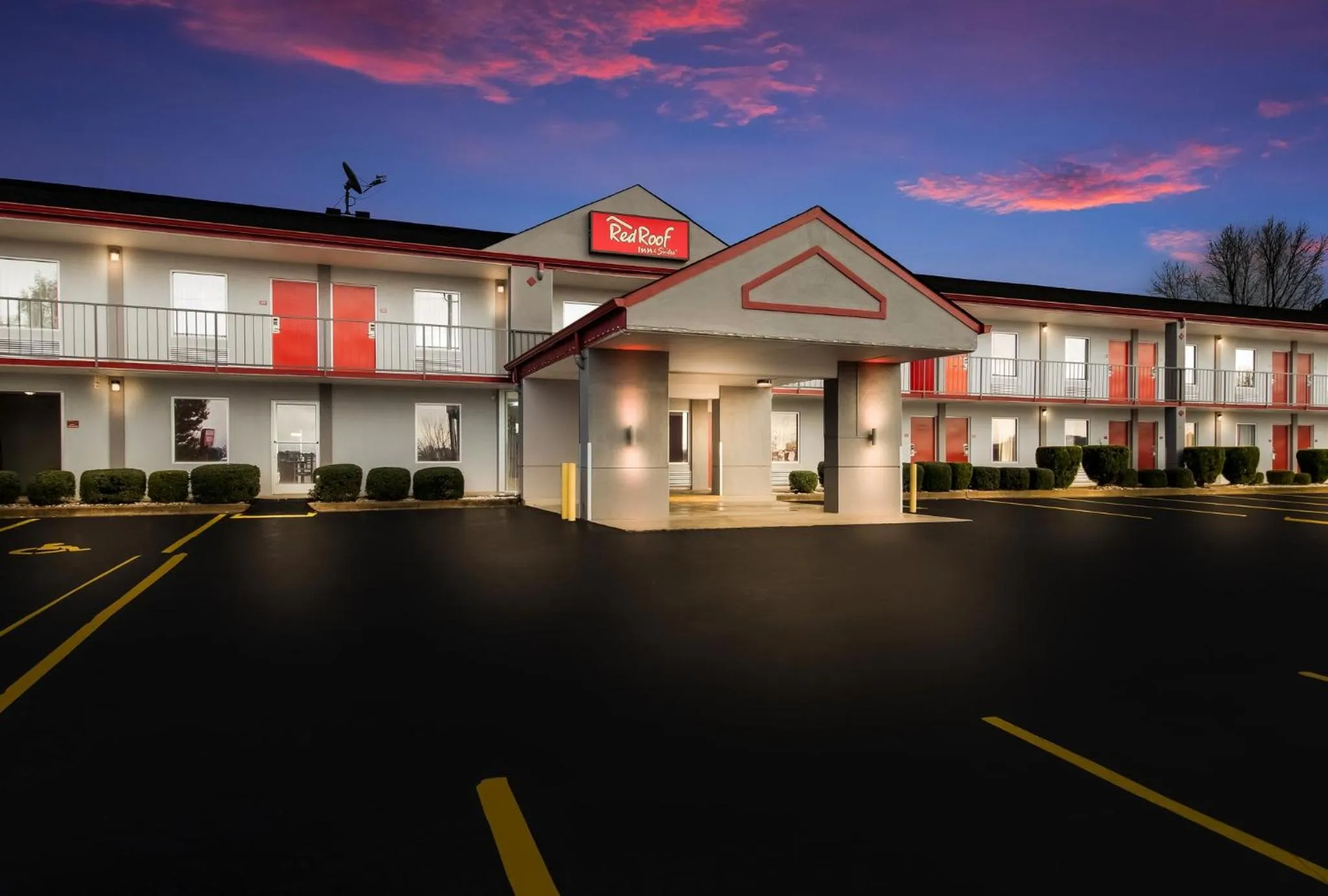 Property building in Red Roof Inn & Suites Jackson, TN
