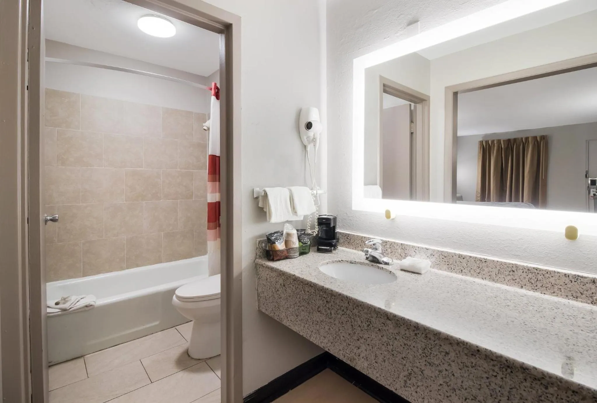 Bathroom in Red Roof Inn & Suites Jackson, TN