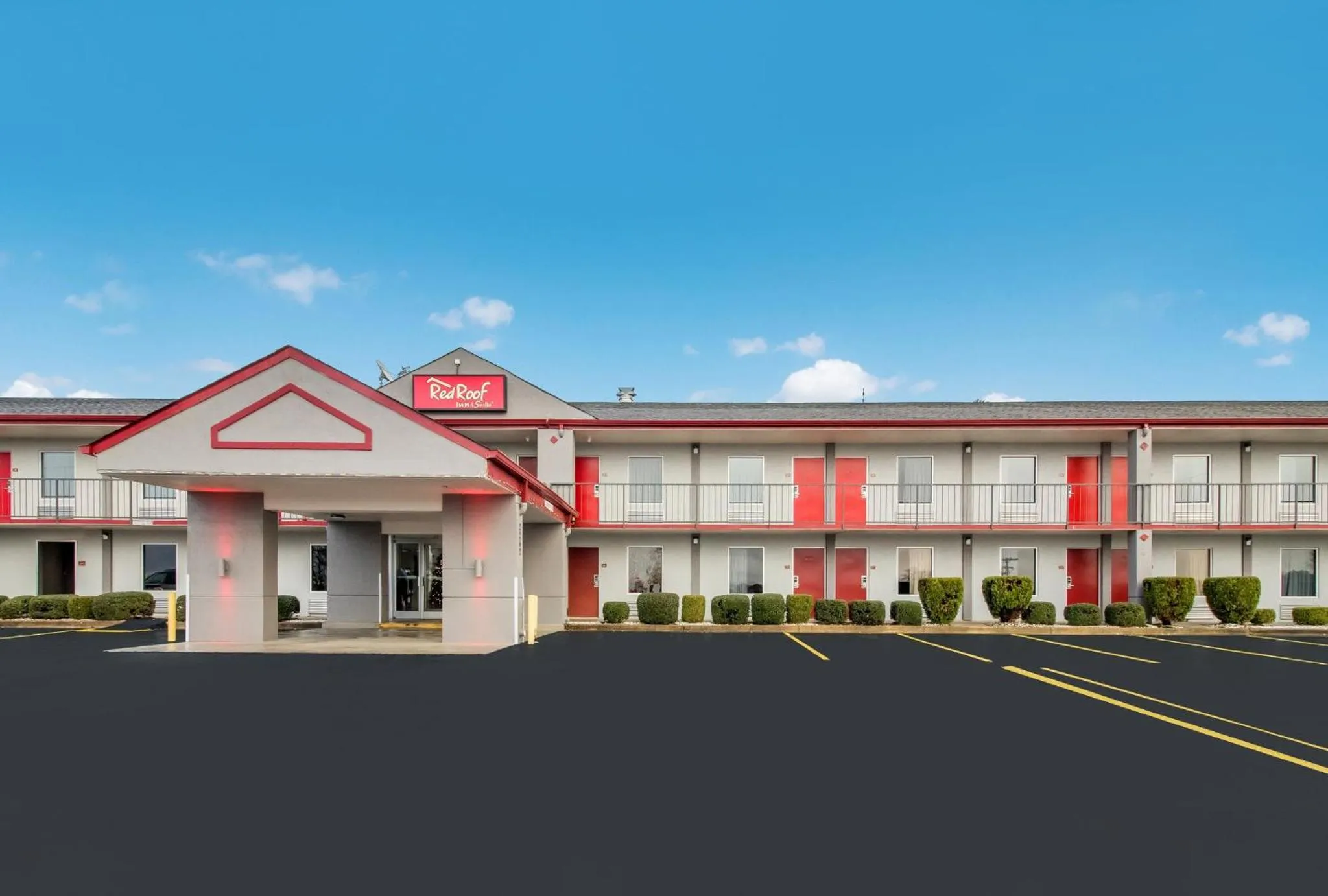 Property building in Red Roof Inn & Suites Jackson, TN