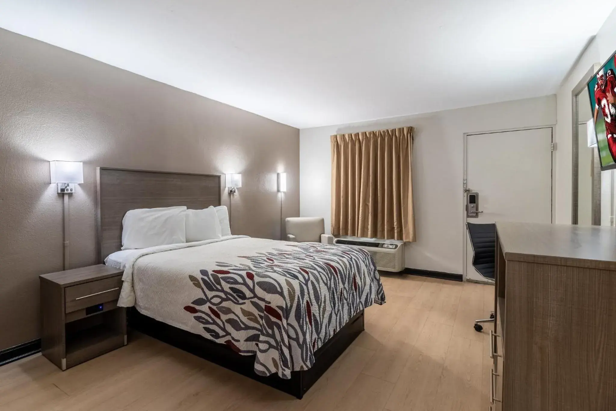 Deluxe Room with One Queen Bed Disability Access Non-Smoking in Red Roof Inn & Suites Jackson, TN Deluxe Room with One Queen Bed Disability Access Non-Smoking in Red Roof Inn & Suites Jackson, TN