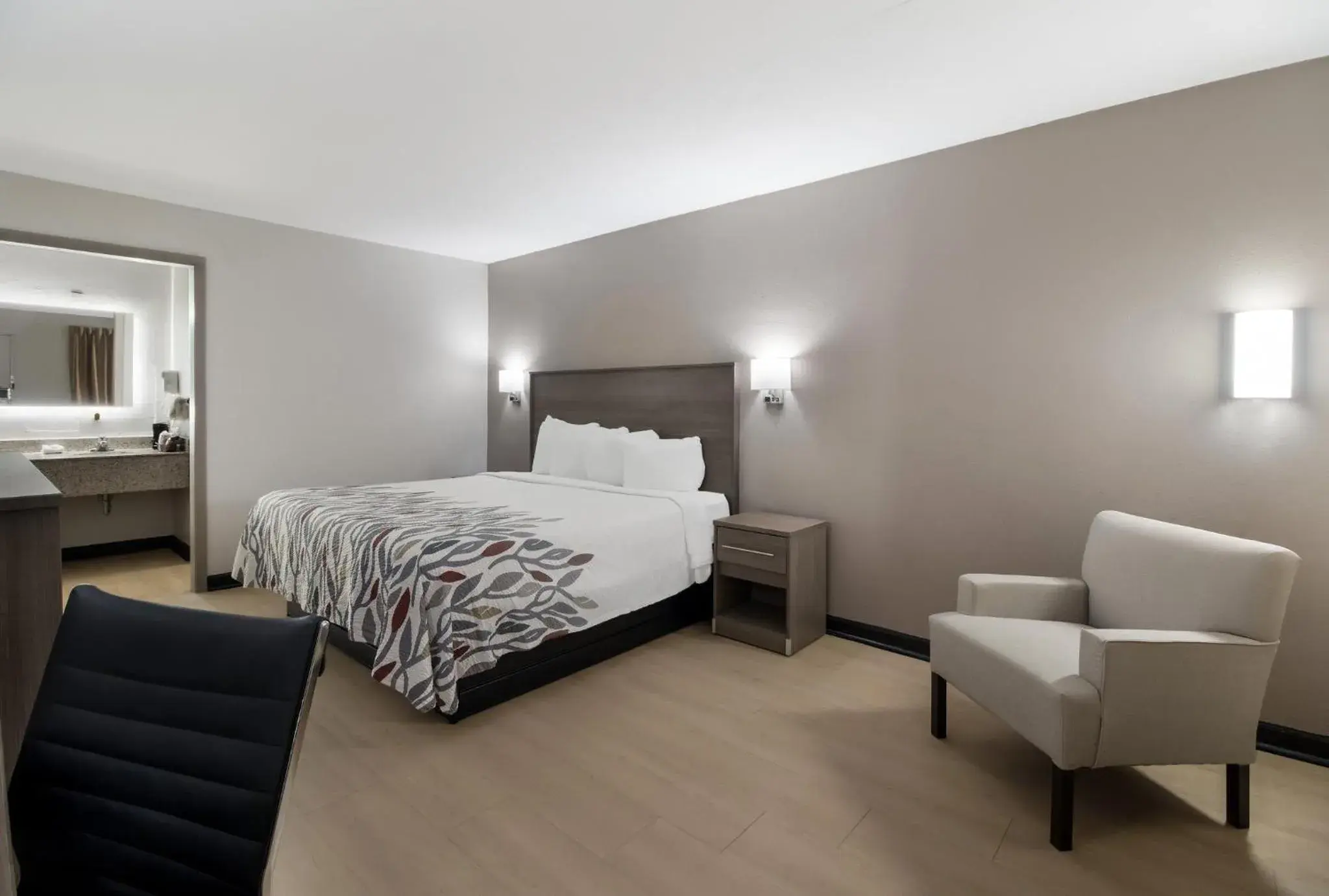 Superior King Room Non-Smoking in Red Roof Inn & Suites Jackson, TN Superior King Room Non-Smoking in Red Roof Inn & Suites Jackson, TN