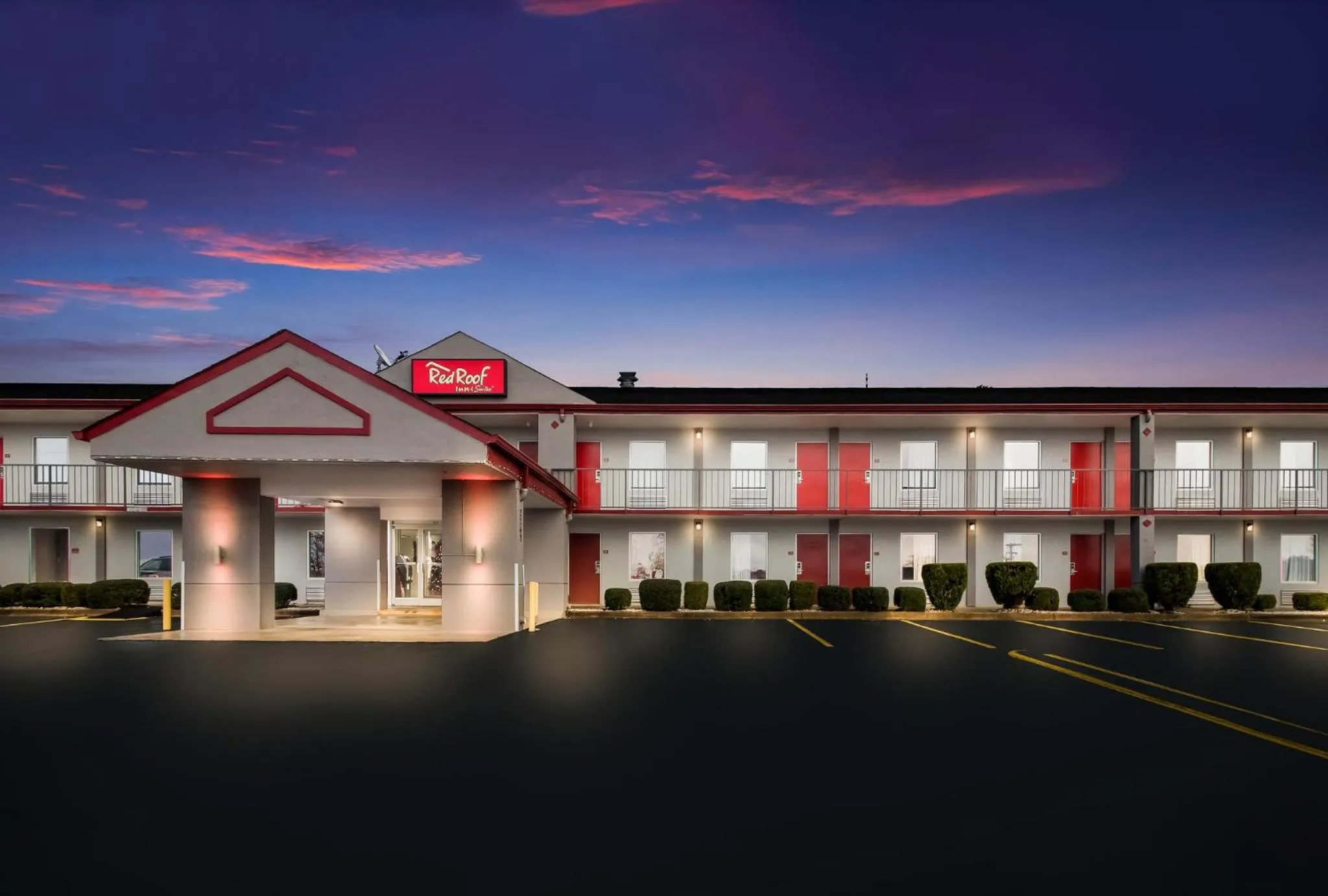 Property building in Red Roof Inn & Suites Jackson, TN