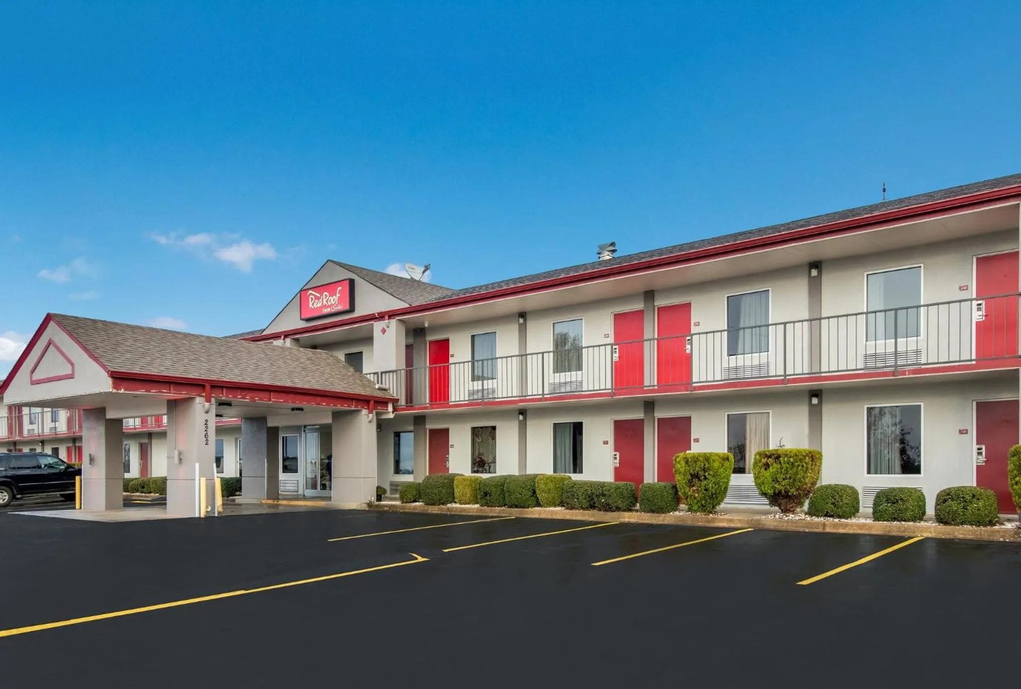 Property building in Red Roof Inn & Suites Jackson, TN