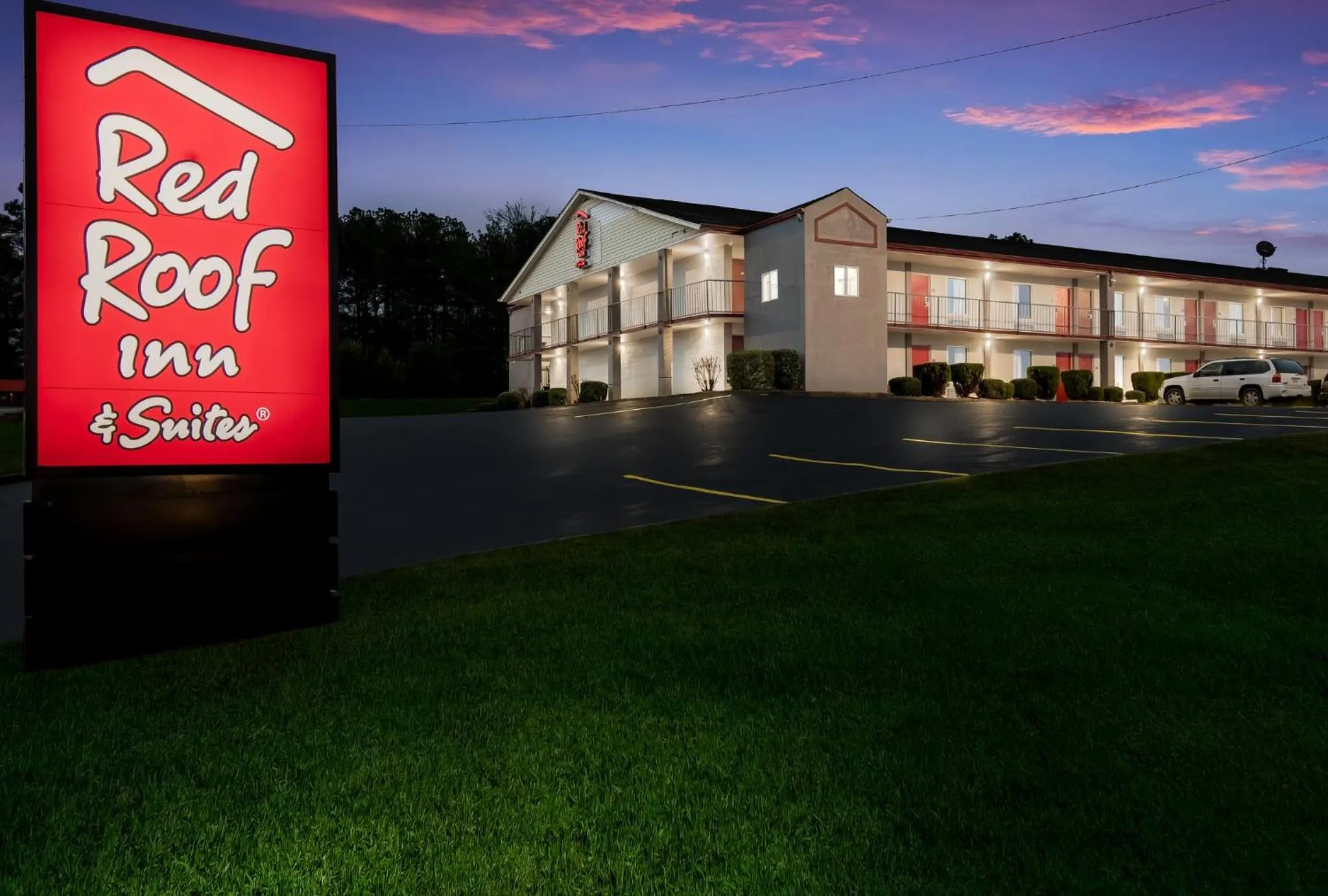 Property building in Red Roof Inn & Suites Jackson, TN