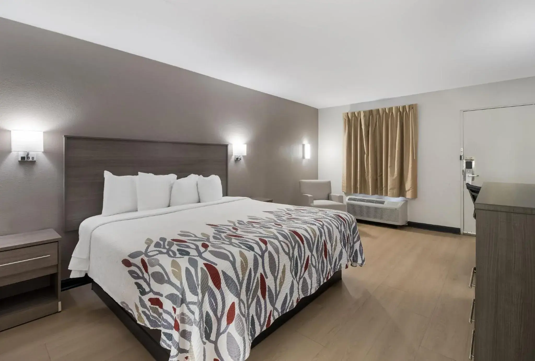 Superior King Room Non-Smoking in Red Roof Inn & Suites Jackson, TN Superior King Room Non-Smoking in Red Roof Inn & Suites Jackson, TN