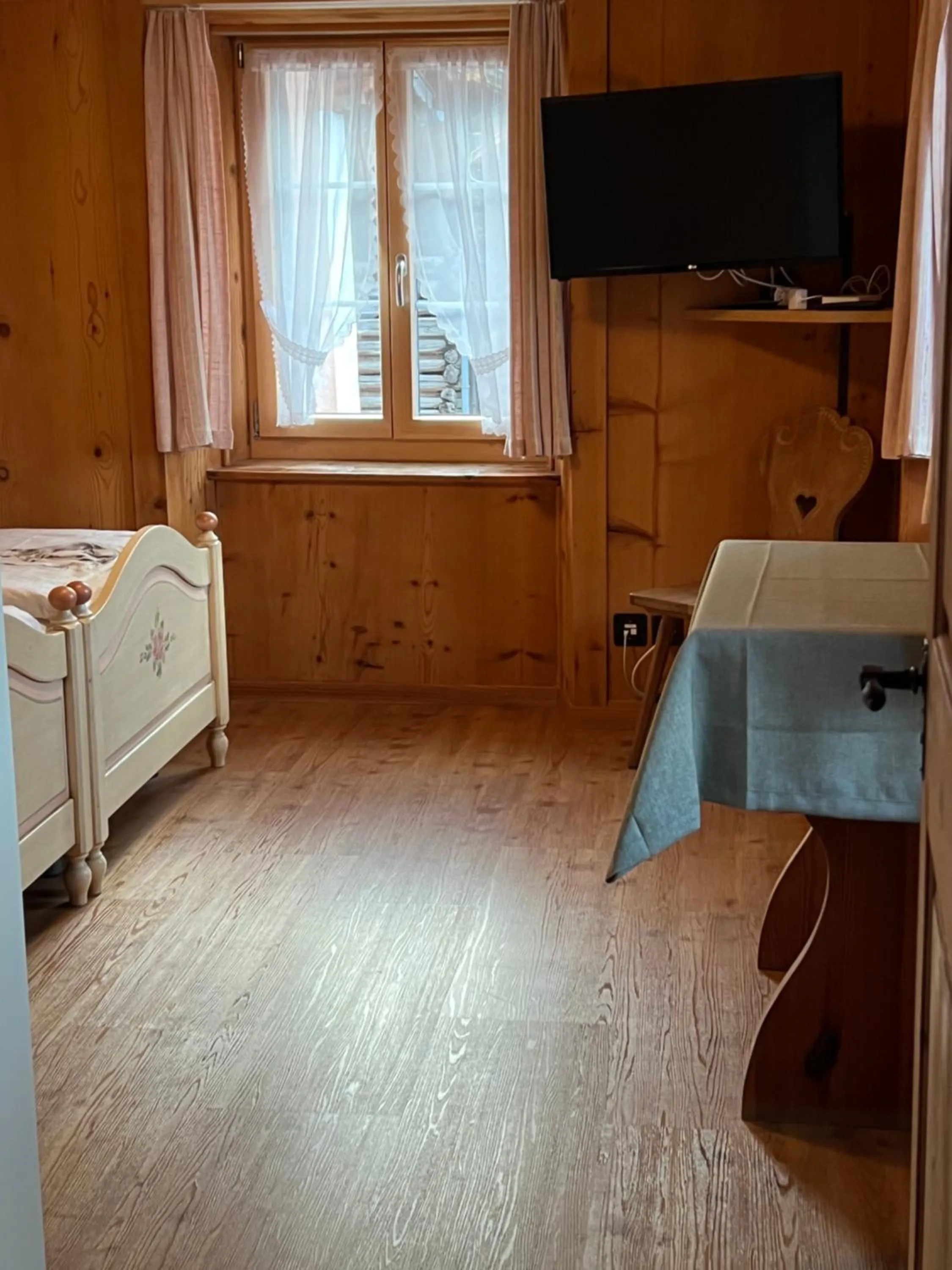 Photo of the whole room, Bed in Hotel und Restaurant Alpina